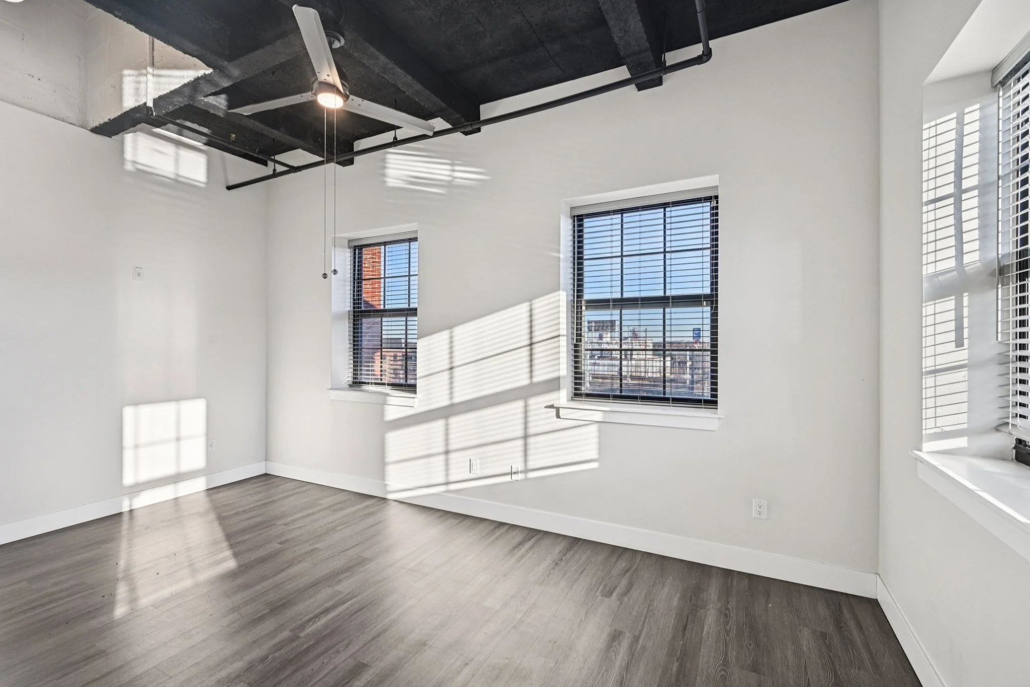 12-web-or-mls-212 W Roberts Ave 307-S0412-008.jpg