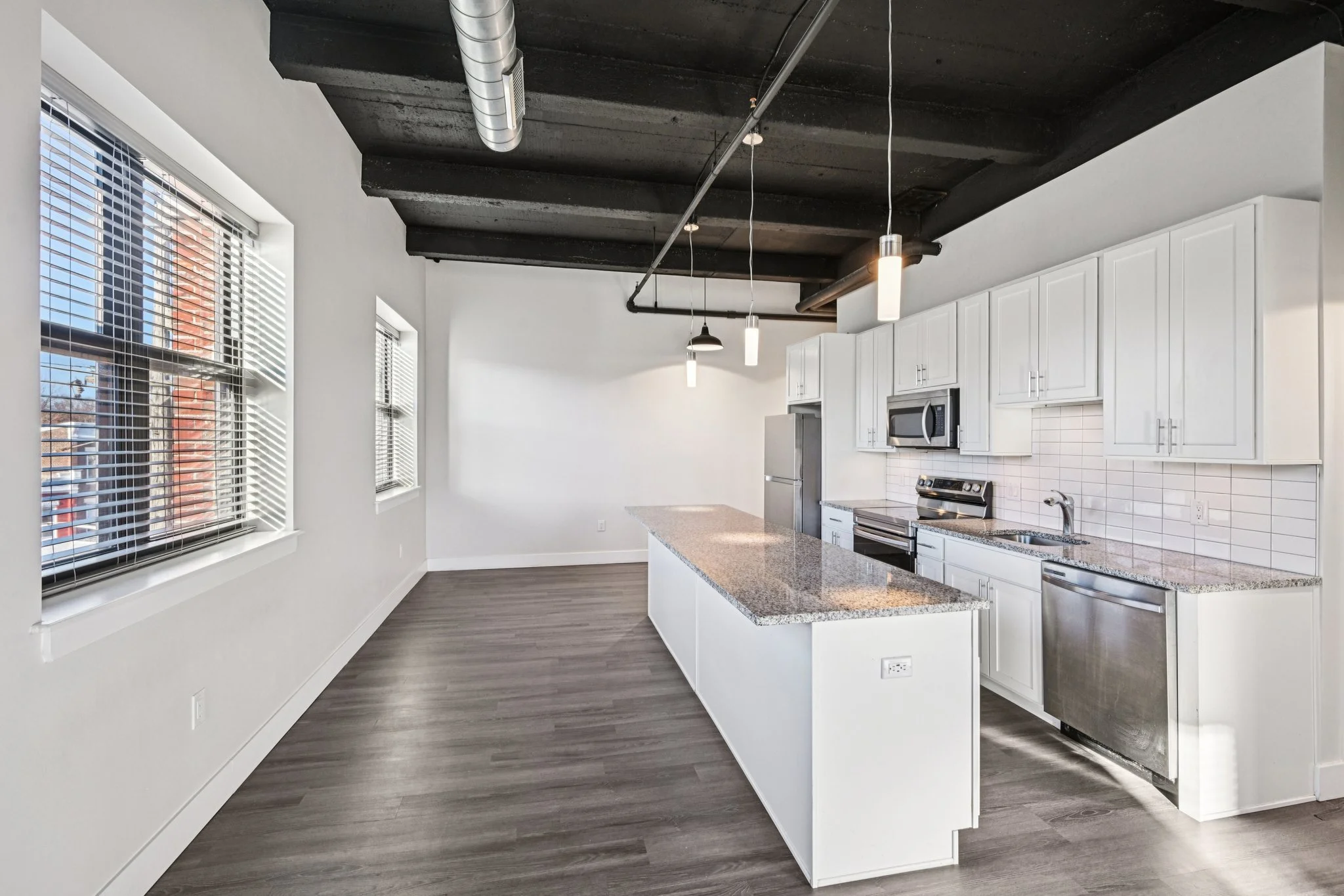 17-web-or-mls-212 W Roberts Ave 307-S0412-011.jpg