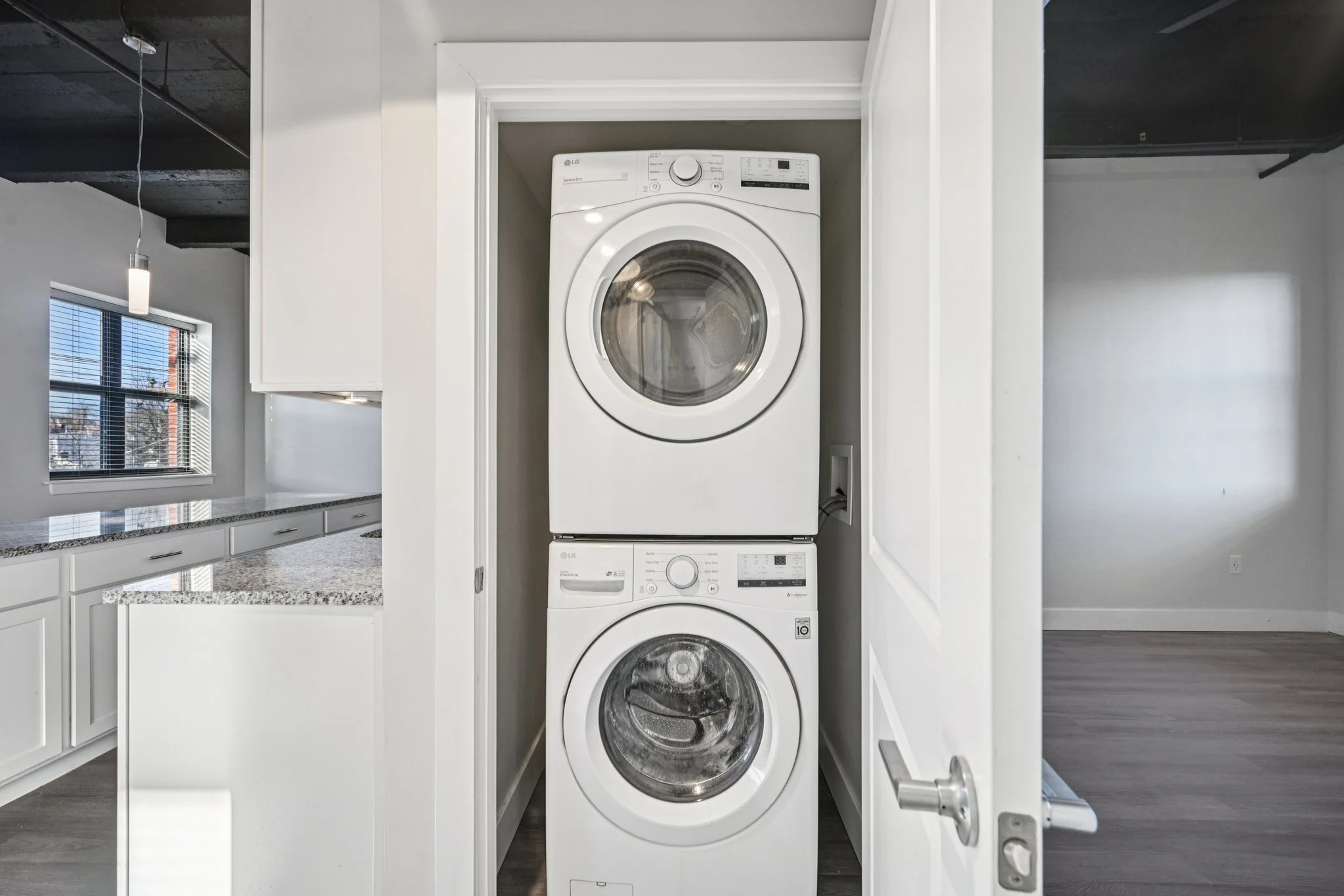 23-web-or-mls-212 W Roberts Ave 307-S0412-017.jpg