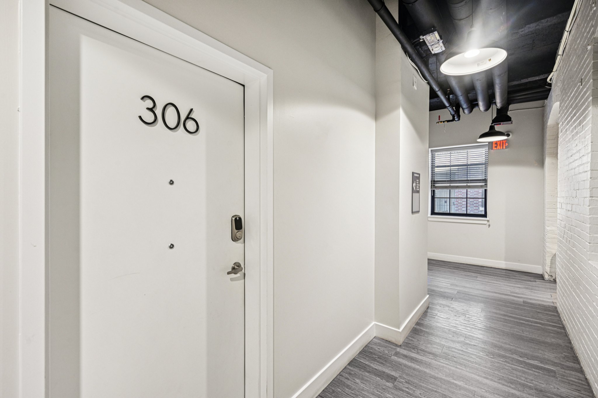 27-web-or-mls-212 W Roberts Ave 306-S0412-002.jpg
