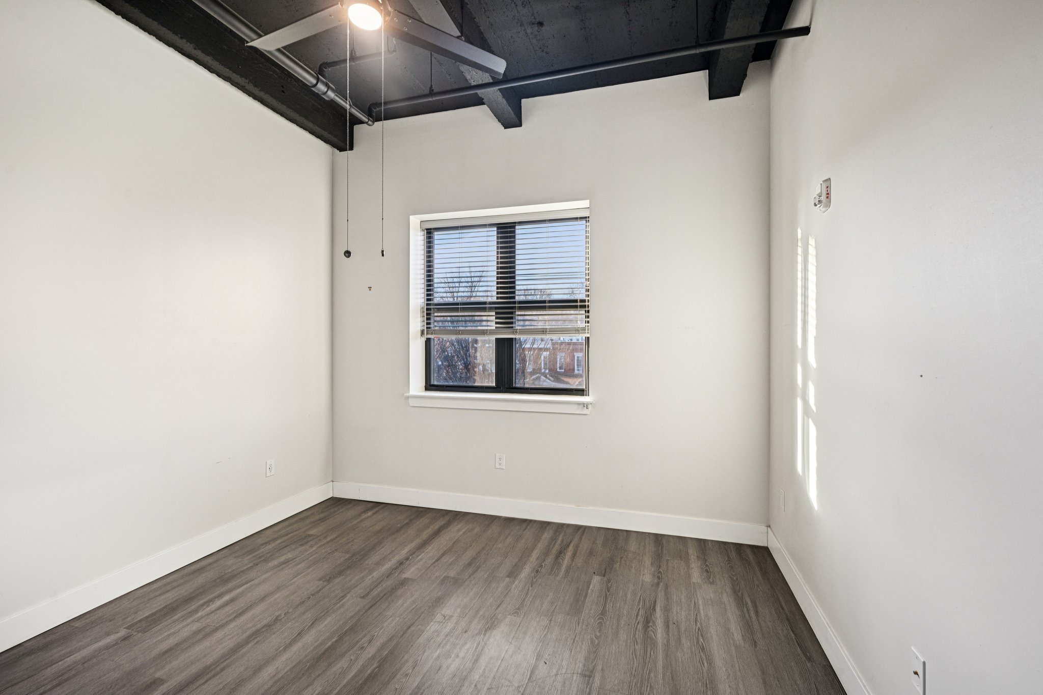 29-web-or-mls-212 W Roberts Ave 306-S0412-004.jpg