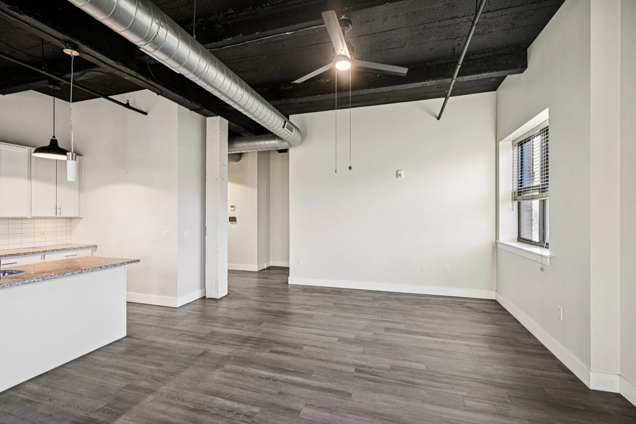 36-web-or-mls-212 W Roberts Ave 306-S0412-007.jpg