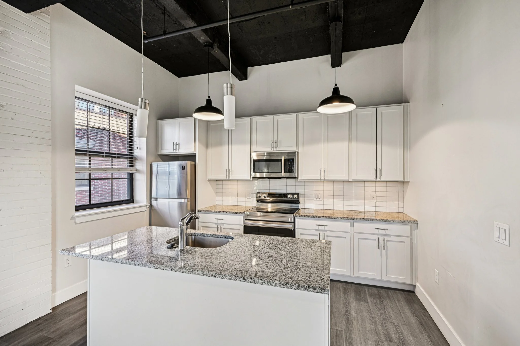 37-web-or-mls-212 W Roberts Ave 306-S0412-008.jpg