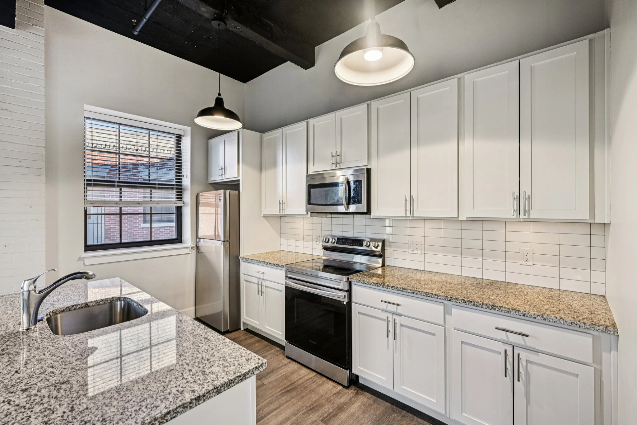 40-web-or-mls-212 W Roberts Ave 306-S0412-011.jpg