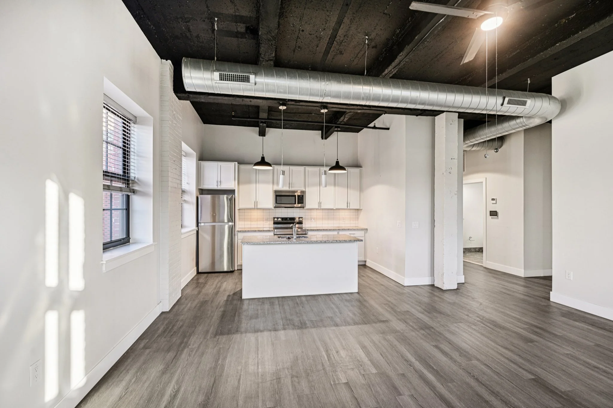 42-web-or-mls-212 W Roberts Ave 306-S0412-013.jpg