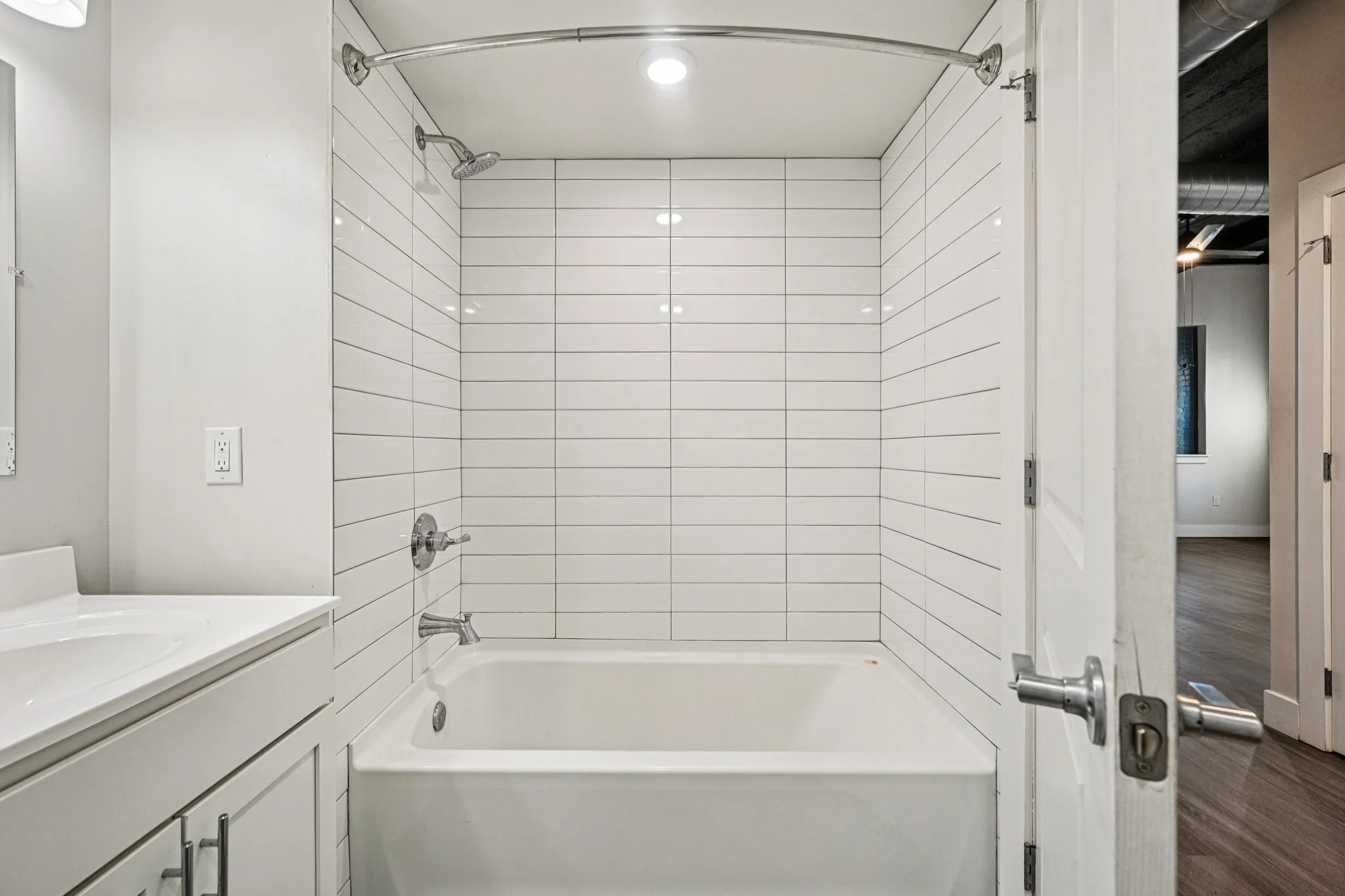 44-web-or-mls-212 W Roberts Ave 306-S0412-015.jpg