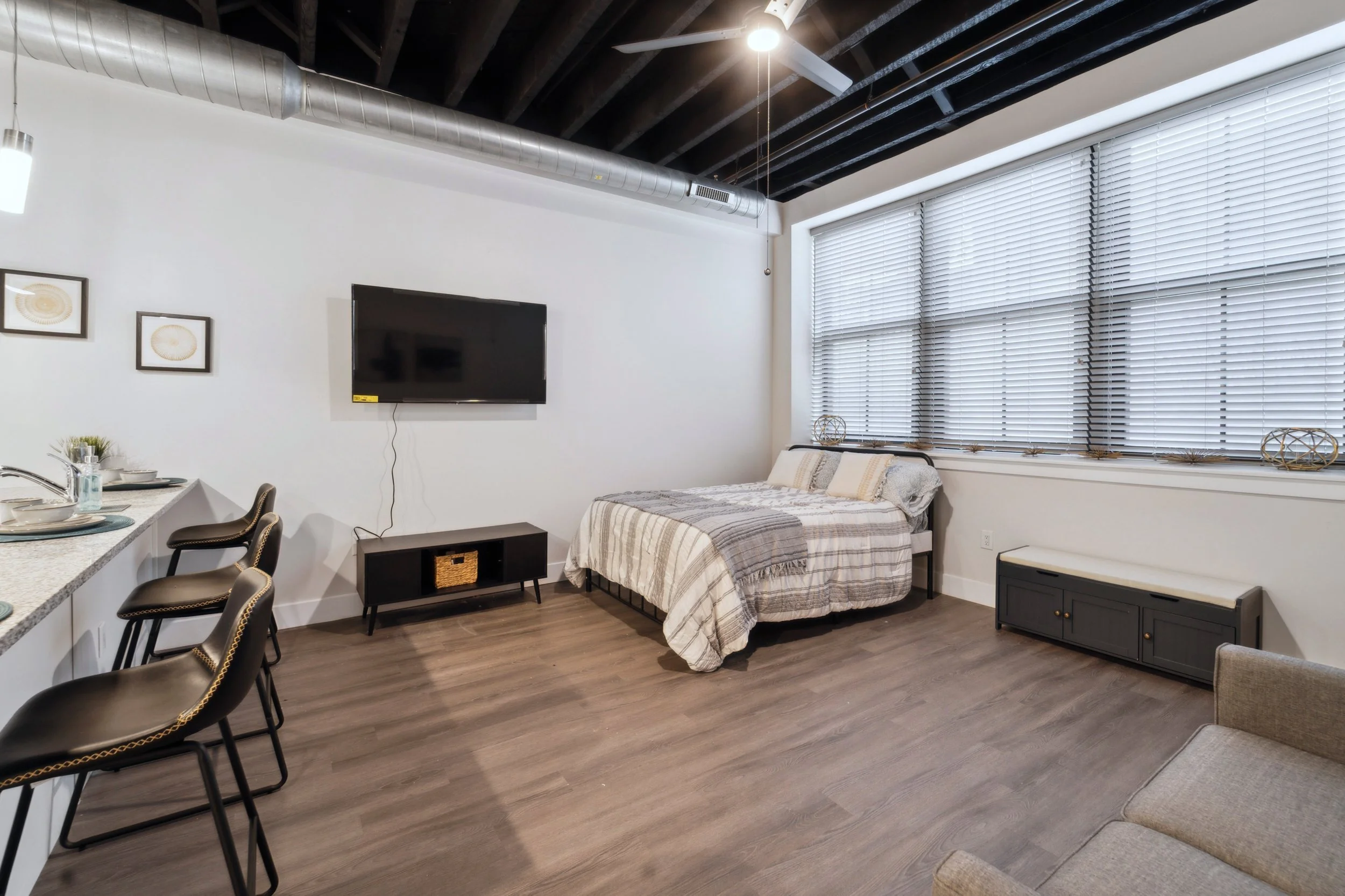 212 W Roberts Ave09.jpg