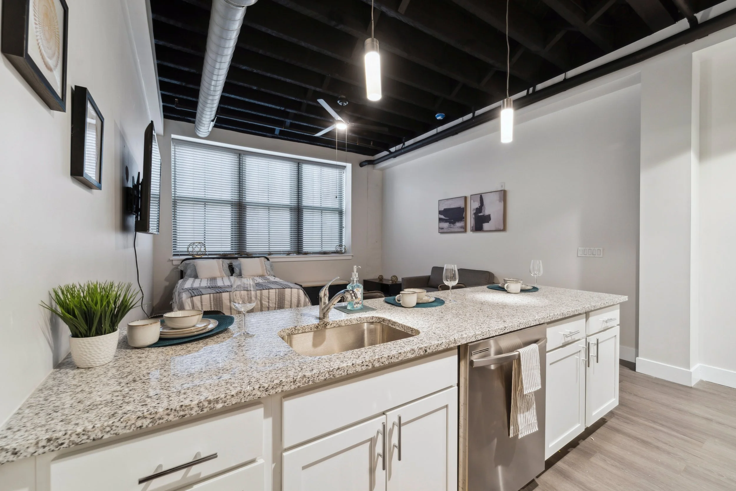 212 W Roberts Ave10.jpg