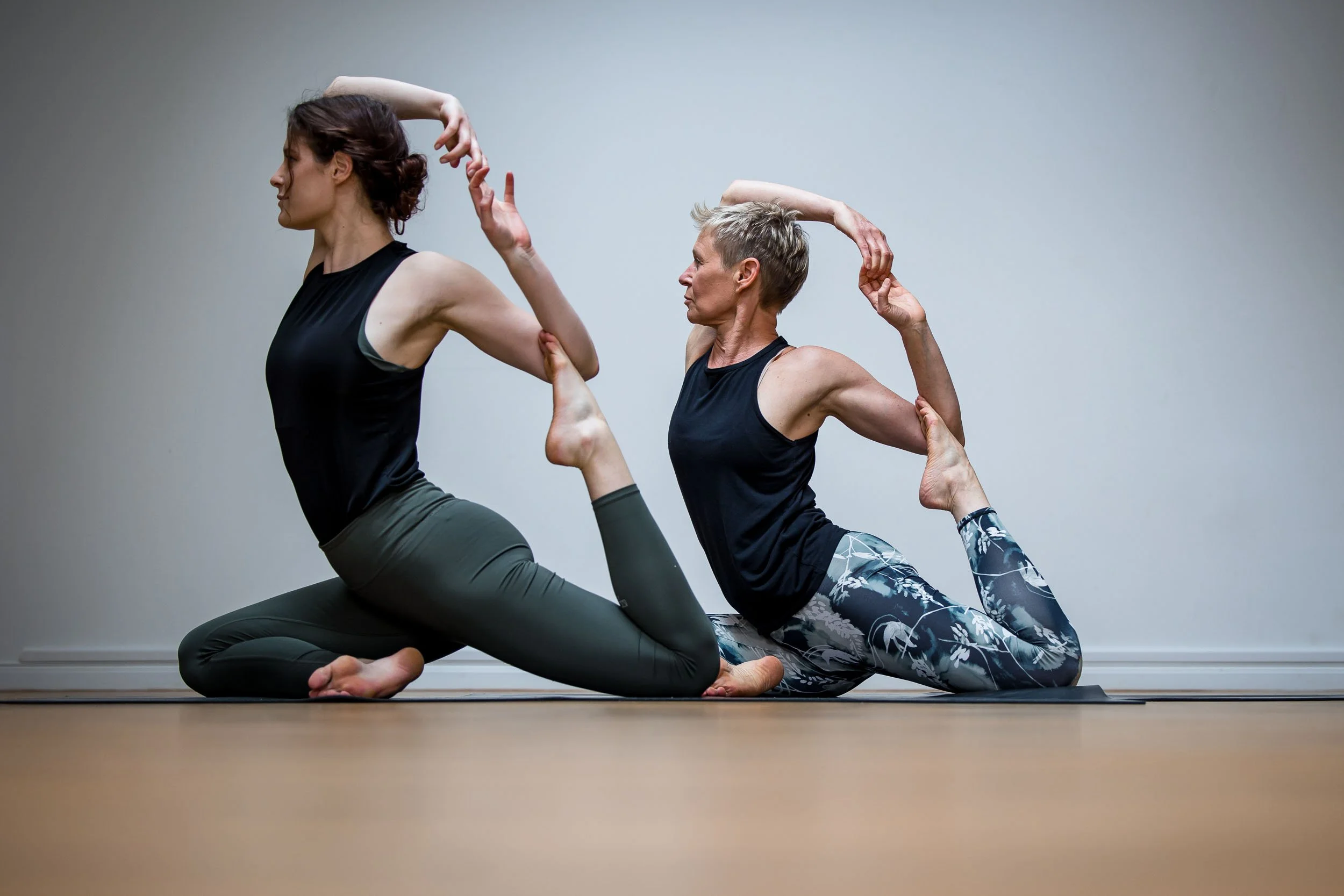 Yogalehrerin Theresa Klauda zeigt Atemtechnik zur Beruhigung des Nervensystems