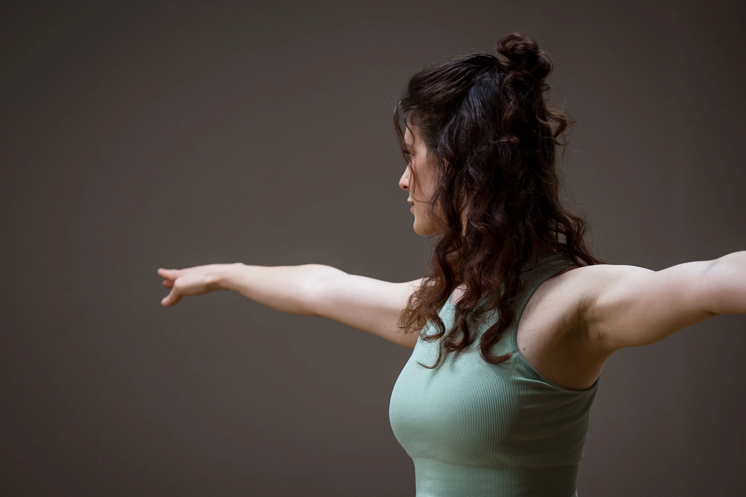 Yogalehrerin in traditioneller Meditationshaltung – Fokus auf Atmung und Nervensystem in München