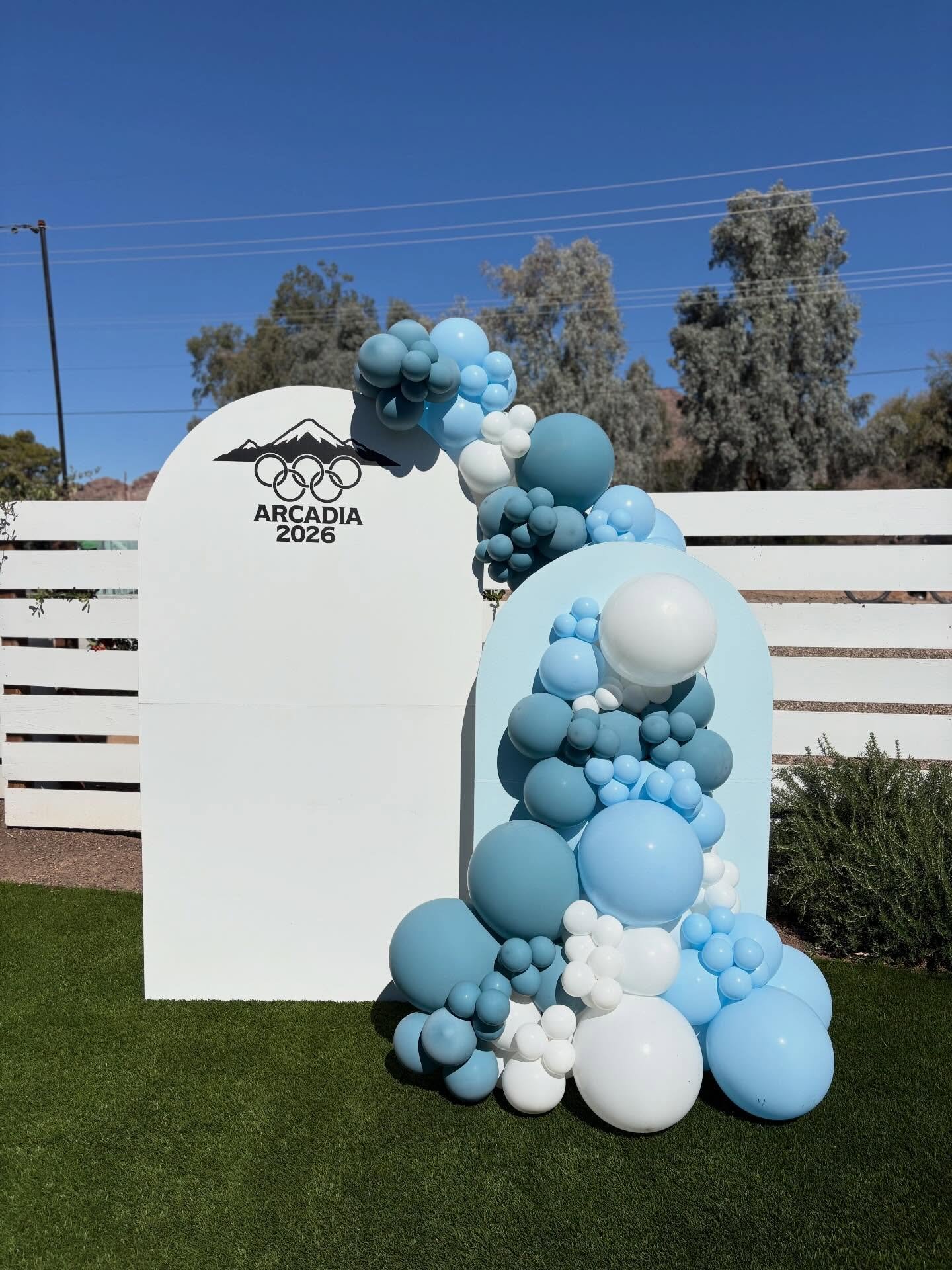 It&rsquo;s giving ✨apr&egrave;s-ski✨

Our 6.5 ft arch paired with an open arch and 11 ft of balloons 😍

#arcadiaaz #phoenixballoons #balloonstylist #phoenixevents