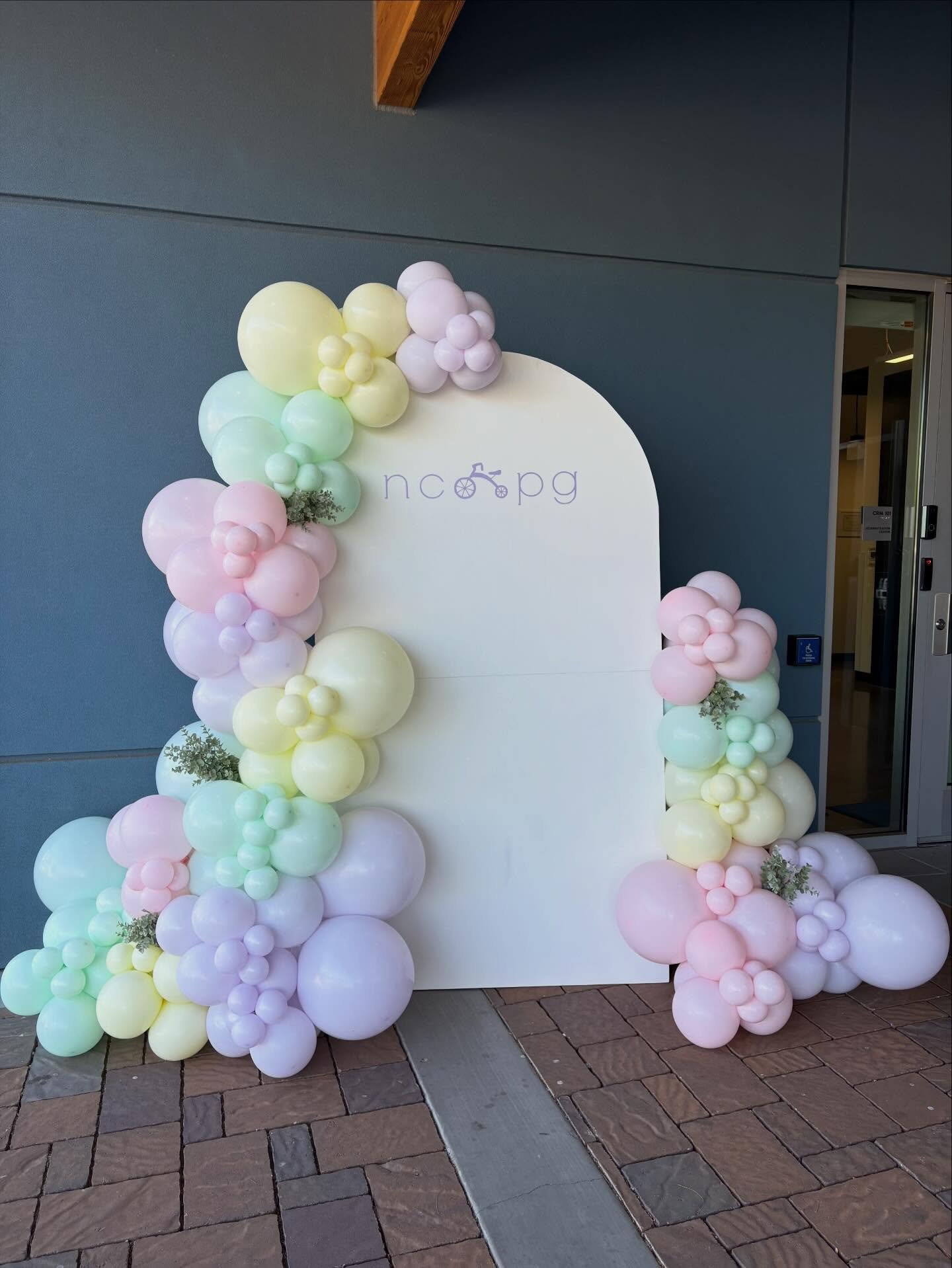 The perfect pastel palette for spring🌷

6.5 ft arch with 15 feet of balloons and eucalyptus 

#phoenixballoons #scottsdaleballoonstylist #balloonbackdrop #balloonstylist #balloongarland