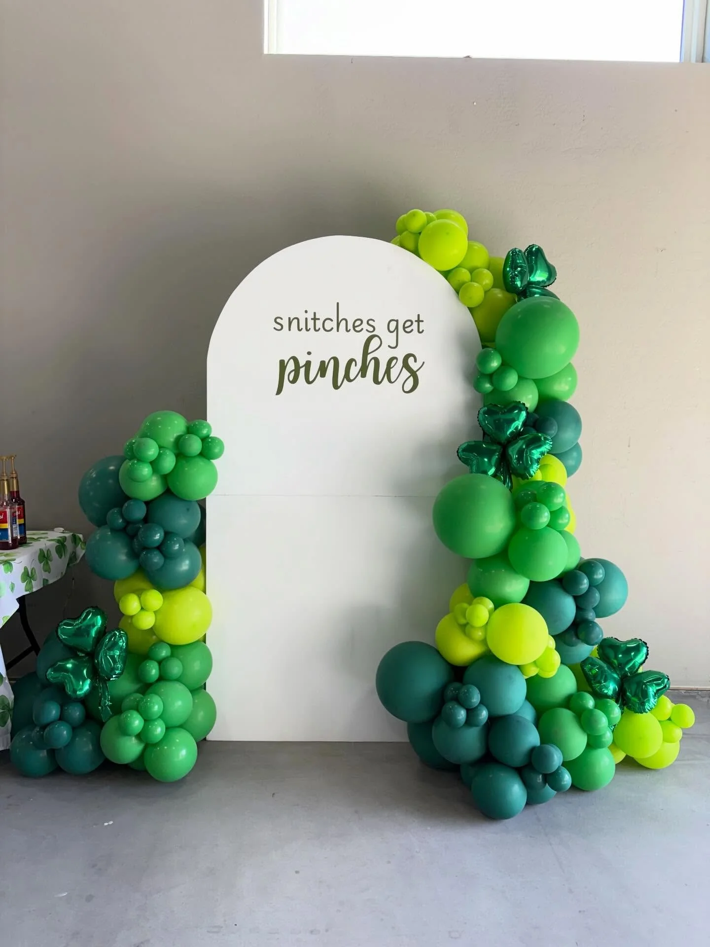 Happy St. Patrick&rsquo;s Day 💚🍀 I hope you&rsquo;re wearing green today because snitches get pinches 🤣

15 feet of balloons on our 6.5 ft arch backdrop rental

#stpatricksdayballoons #scottsdaleballoons #scottsdaleballoonstylist #phoenixballoons 