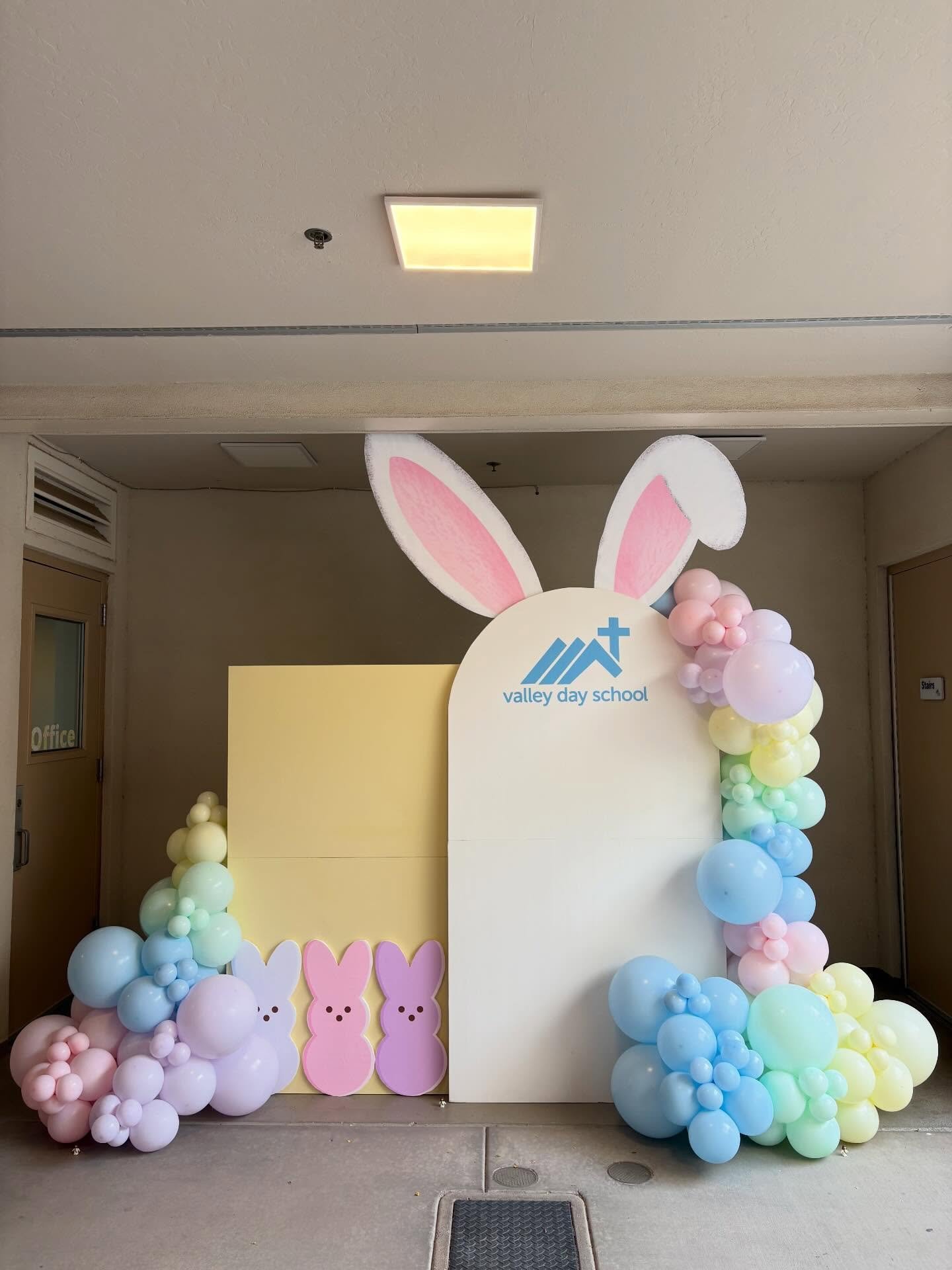 Bunny Business for Valley Day School 💛 Happy Easter, peeps 🐥 

#scottsdaleballoons #scottsdaleballoonstylist #phoenixballoons #easterballoons #balloonbackdrop
