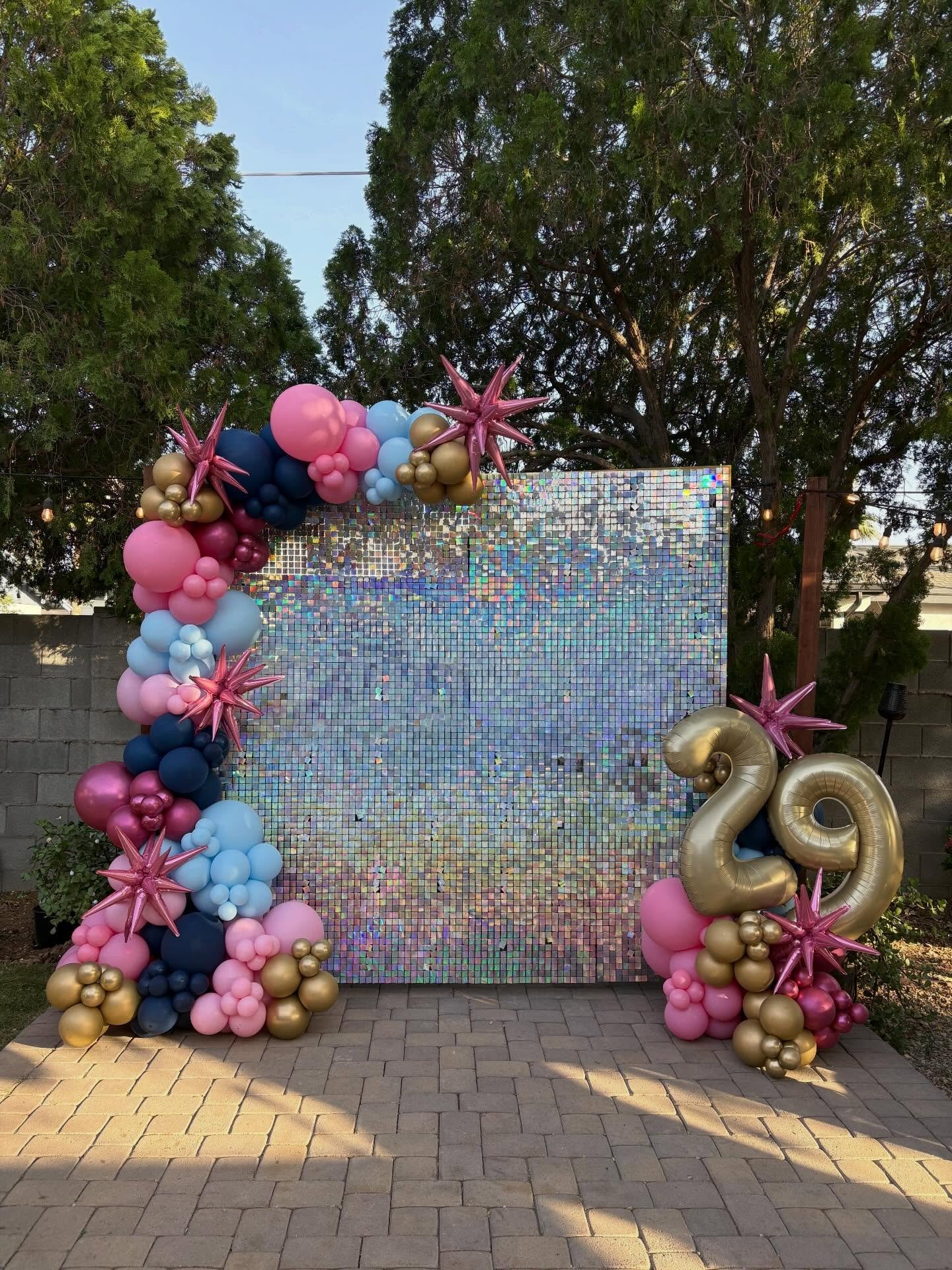 Nobody&rsquo;s perfect, but who said your balloons can&rsquo;t be perfect?! 

I looooveee a good shimmer wall setup 💖

#phoenixballoons #scottsdaleballoonstylist #scottsdaleballoons #phoenixmoms #scottsdalemoms