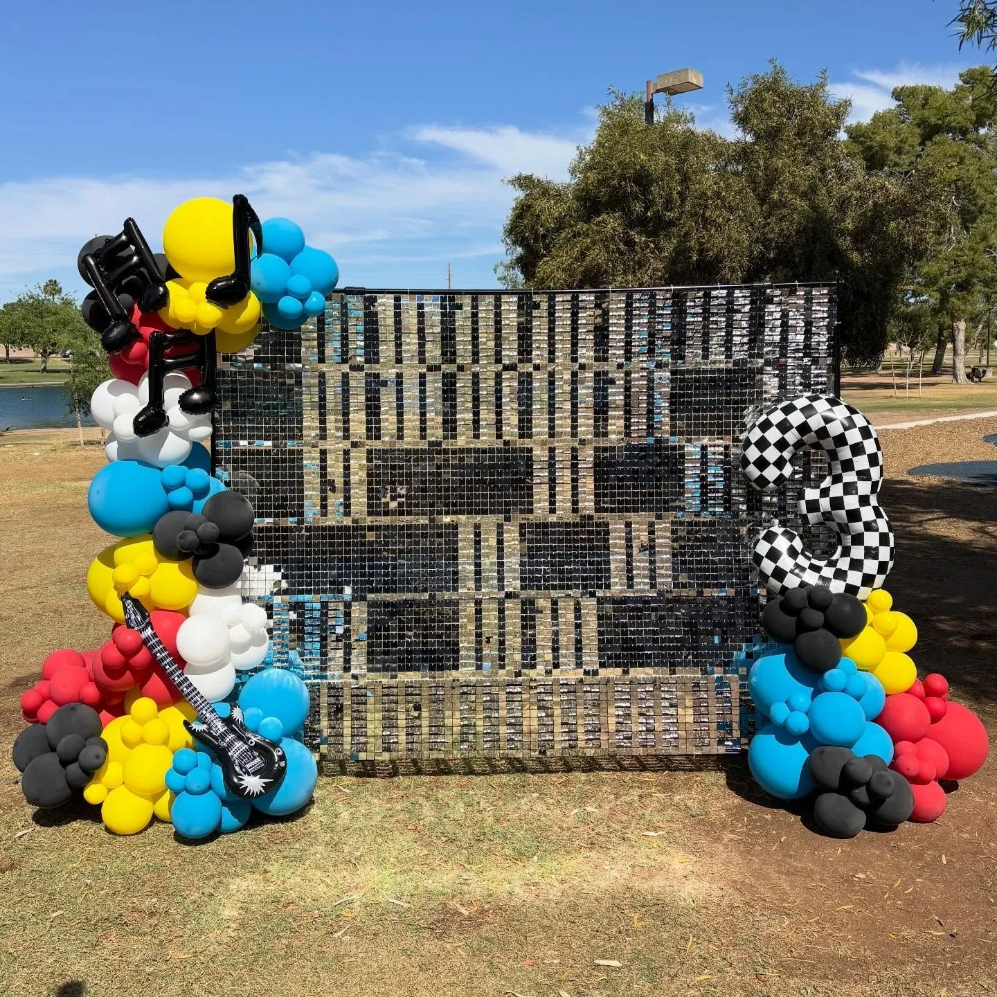 The shimmer wall was partyin&rsquo; like a rock star in the wind this morning 🤘🏼🎸😅

#phoenixmoms #scottsdaleballoons #scottsdaleballoonstylist #phoenixballoons #scottsdaleevents