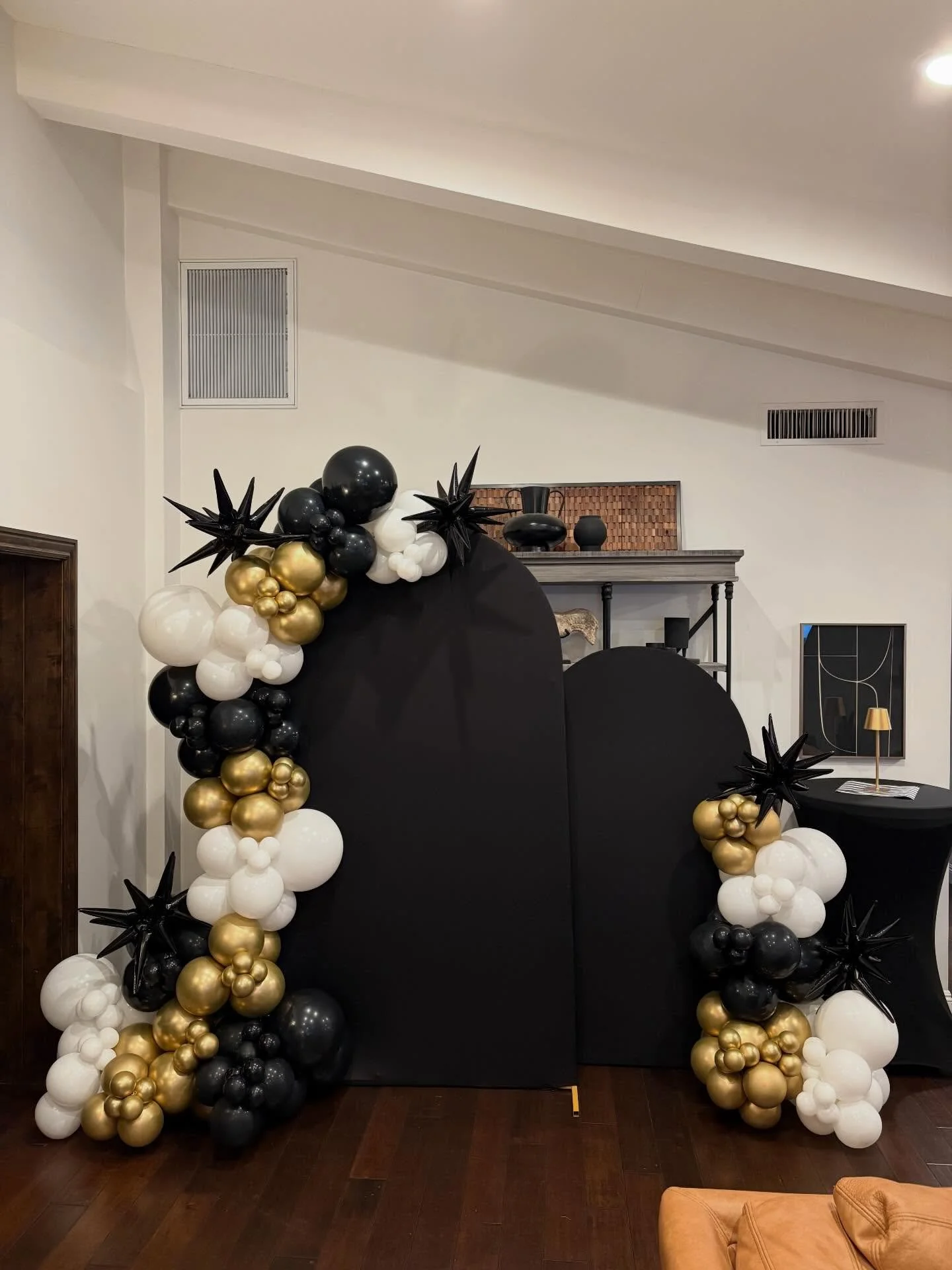 Graduation season, elevated 🎓🖤 

There&rsquo;s still time to book your grad balloons! 

#scottsdaleballoons #graduationballoons #phoenixmoms #phoenixballoons #gradpartyideas