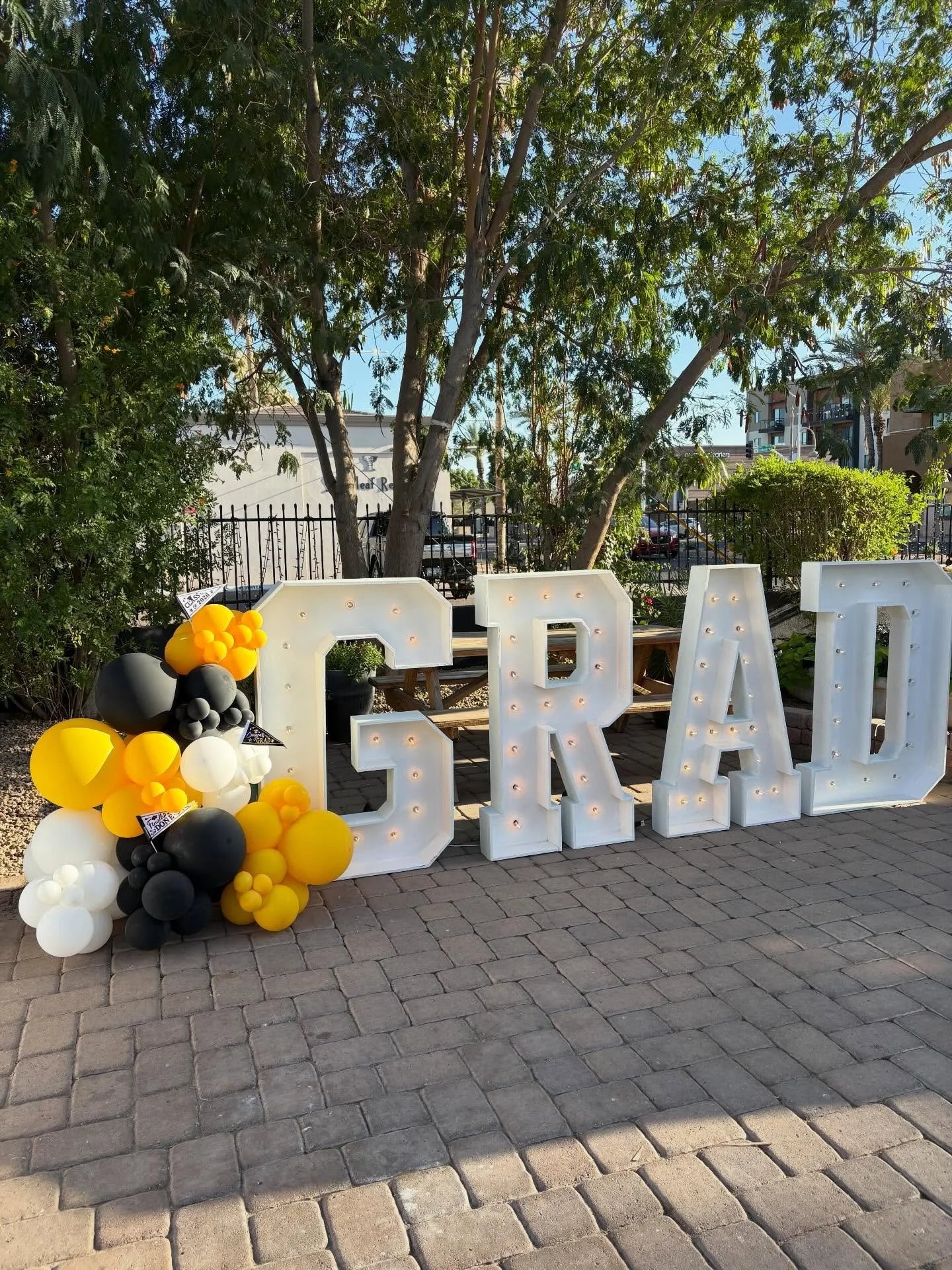 Black &amp; gold for a grad heading to Mizzou🐯🎓 

#gradballoons #graduationpartyideas #phoenixballoons  #scottsdaleballoons #classof2026