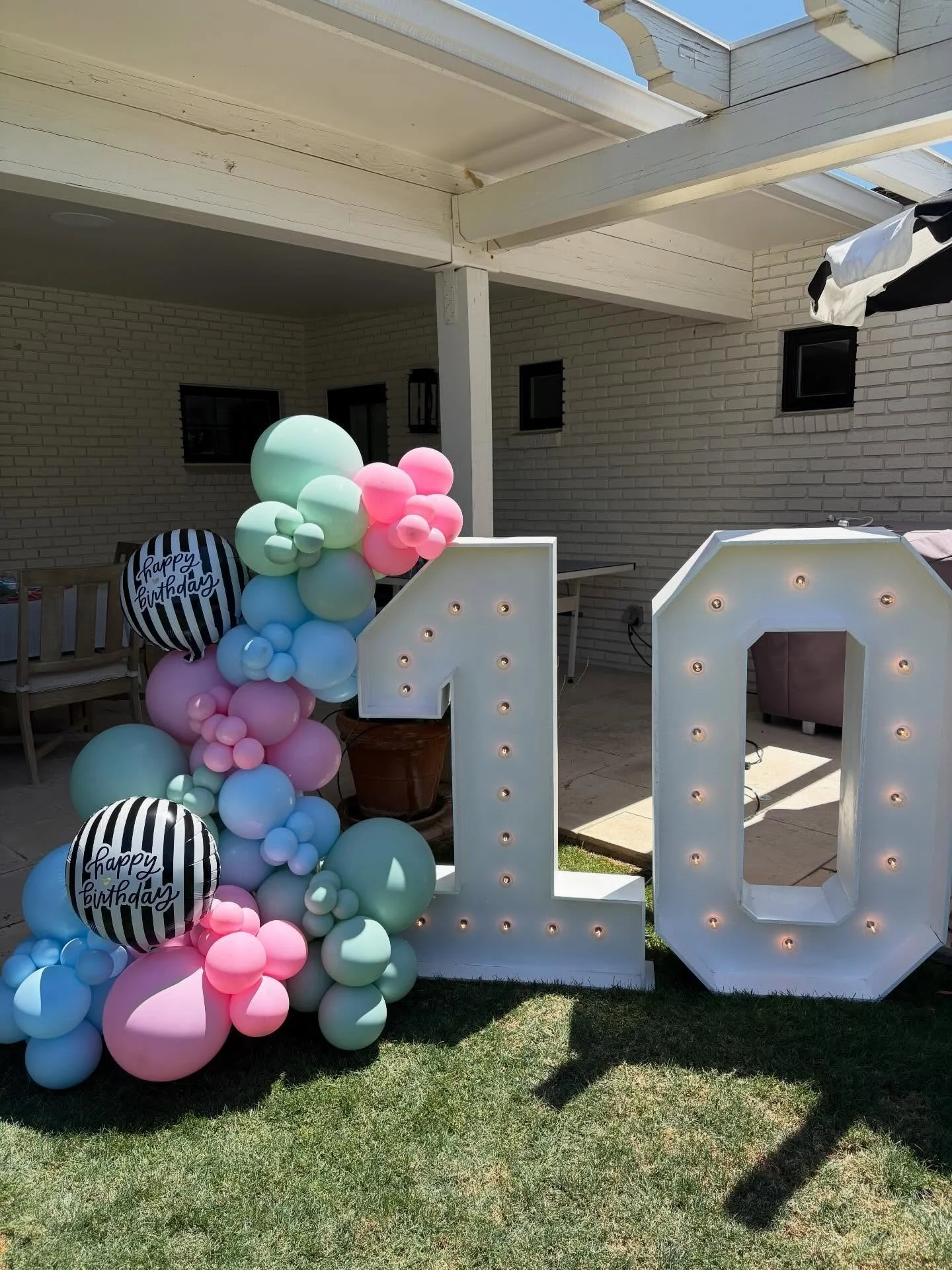 They say double digits are a big deal. We say they look even better with balloons. 😉

#phoenixballoons #phoenixmoms #birthdayballoons #marqueeballoons #phoenixevents