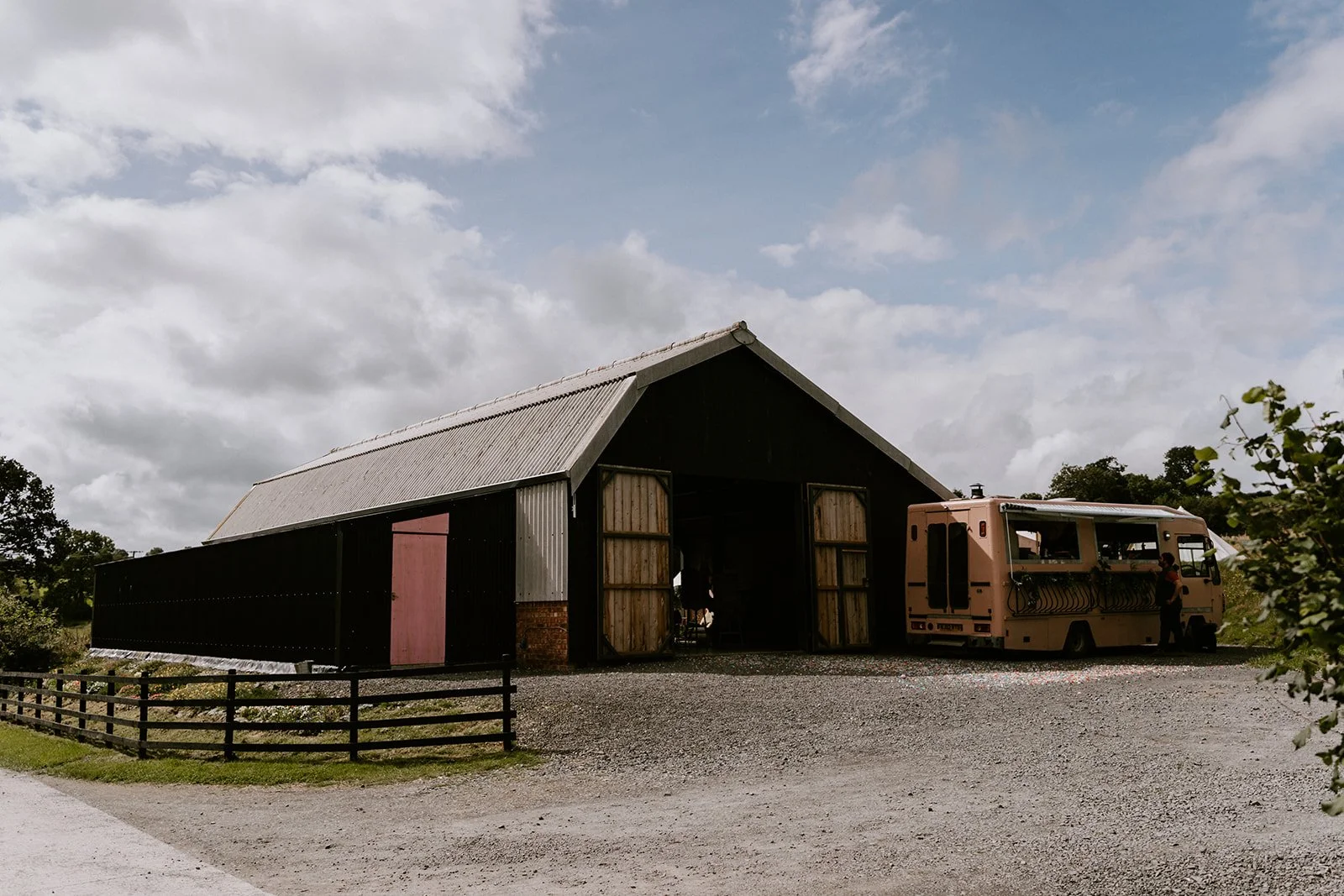 Giraffe-Shed-alternative-wedding-venueL&R_The-Giraffe-Shed_Alternative_Festival_Wedding_Chloe-Mary (39 of 86).jpg