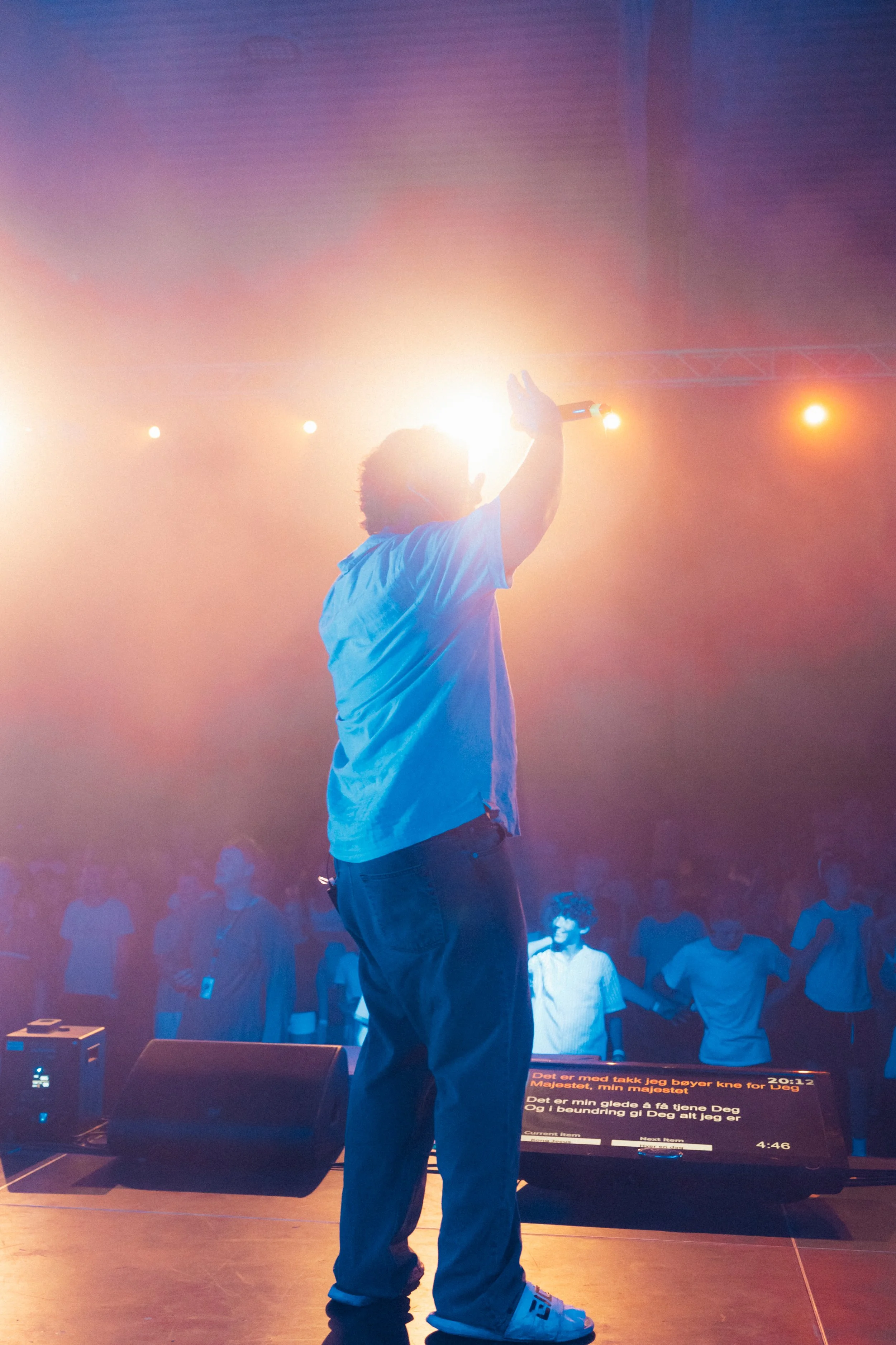 Lovsangsleder gir ære til Jesus under sang