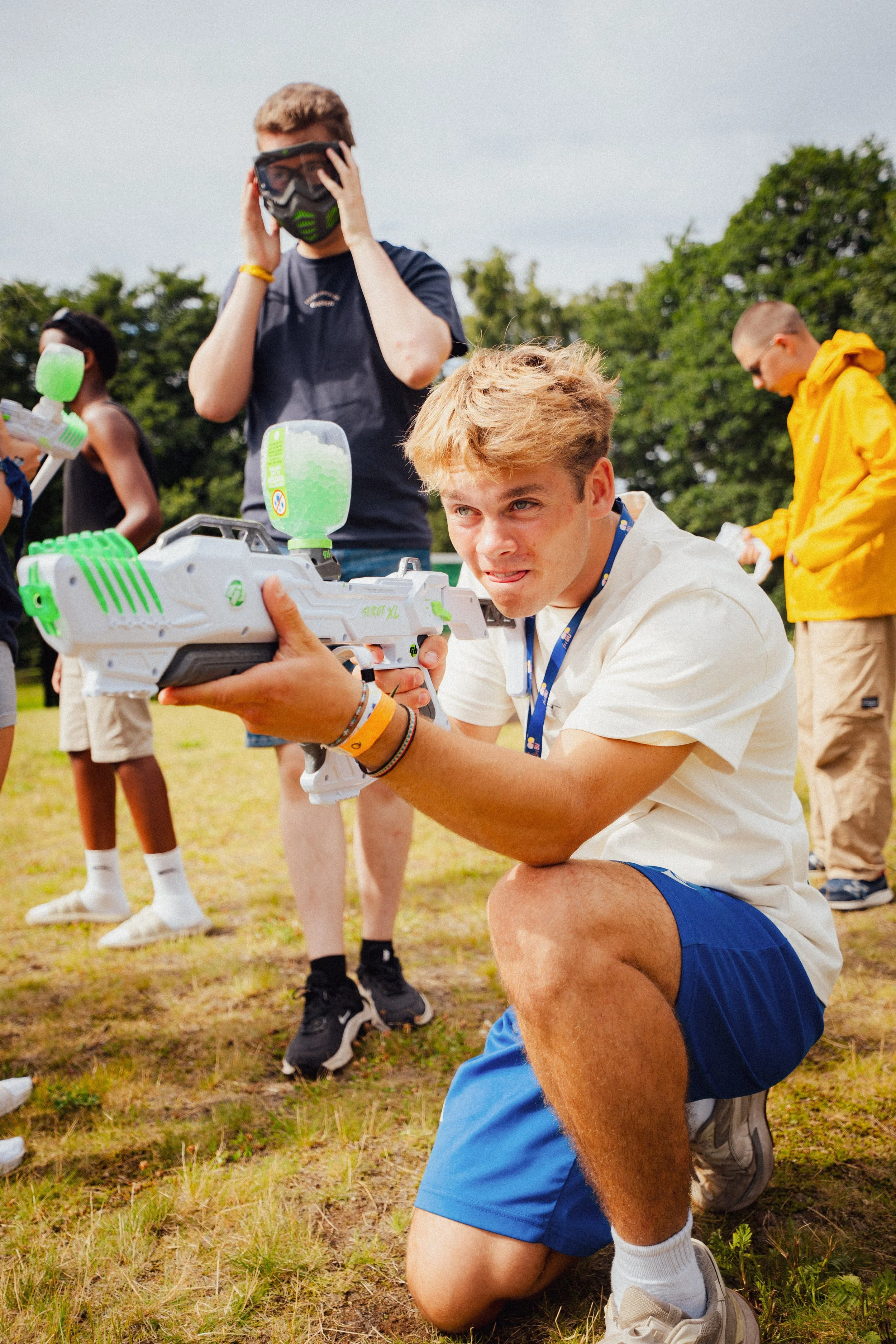 Leder står klar med gel blaster.