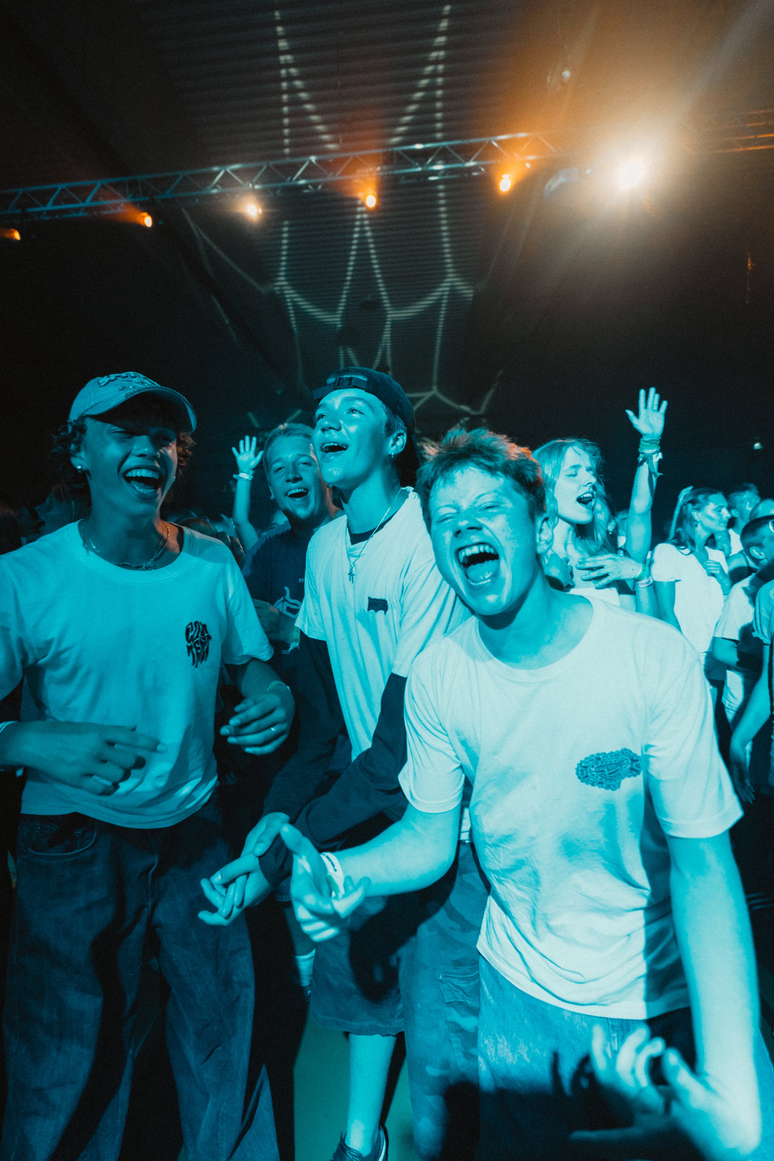 Ungdommer som danser og har det utrolig gøy under møtet