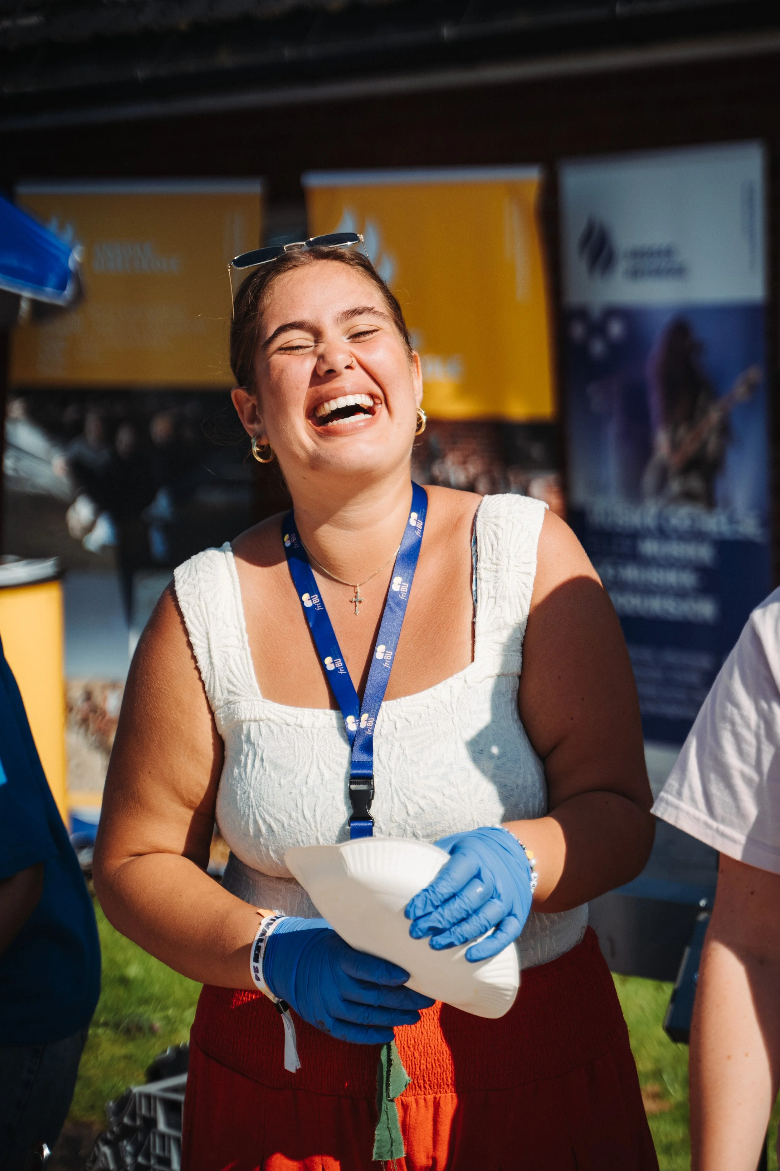 Leder smiler og ler vennlig til deltakere