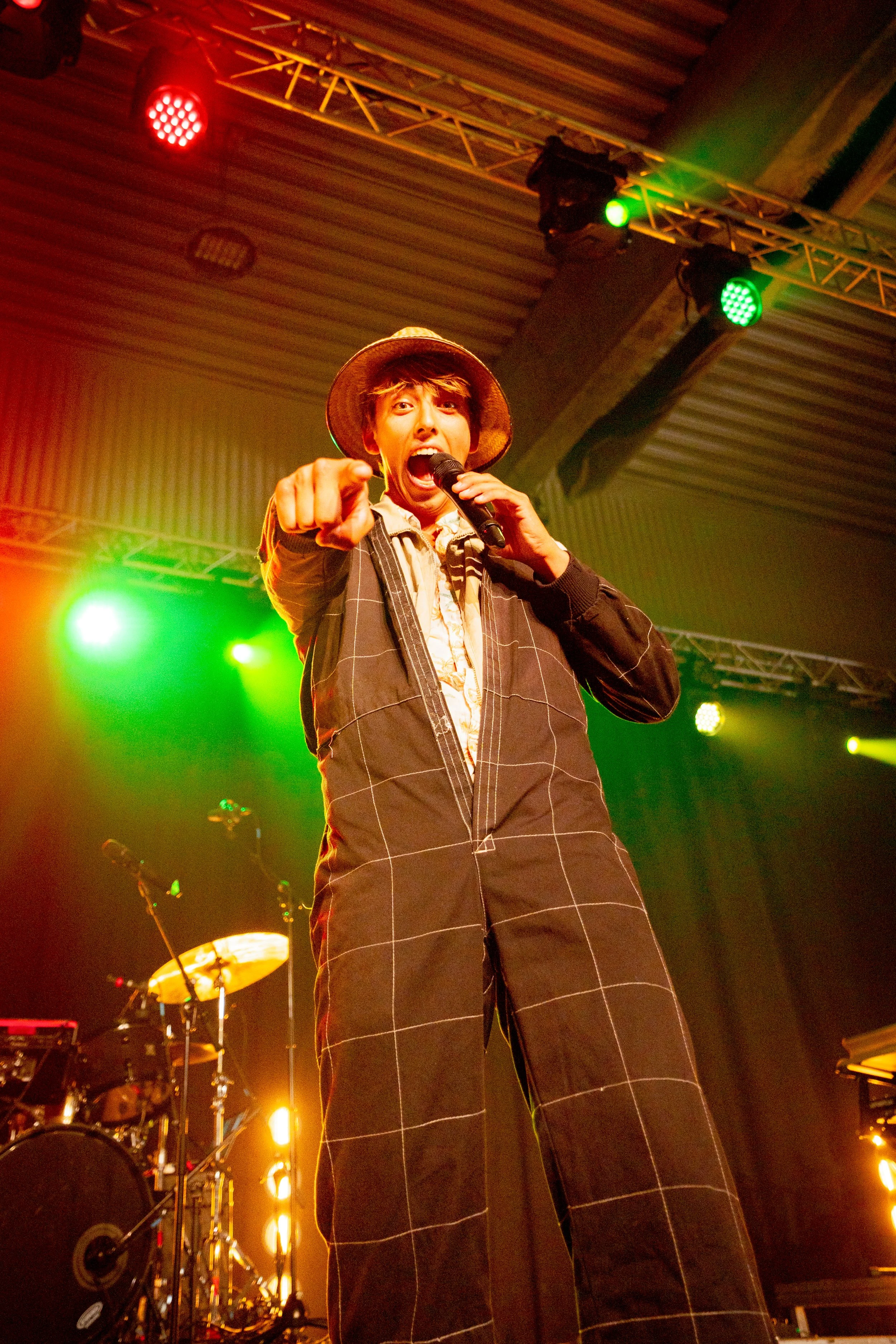 Tribes leder peker på kamera