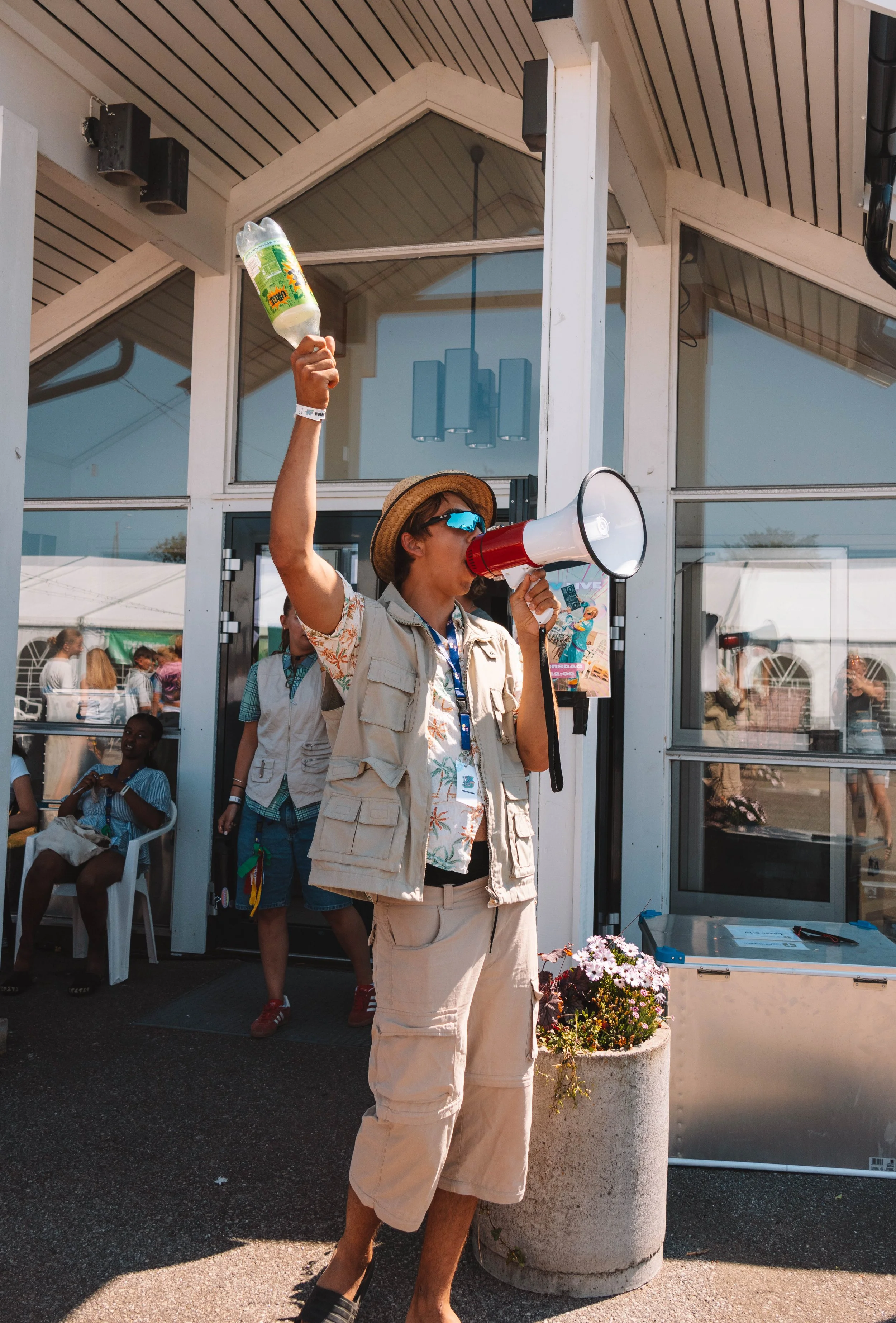 Leder står med megafon i gøye klær