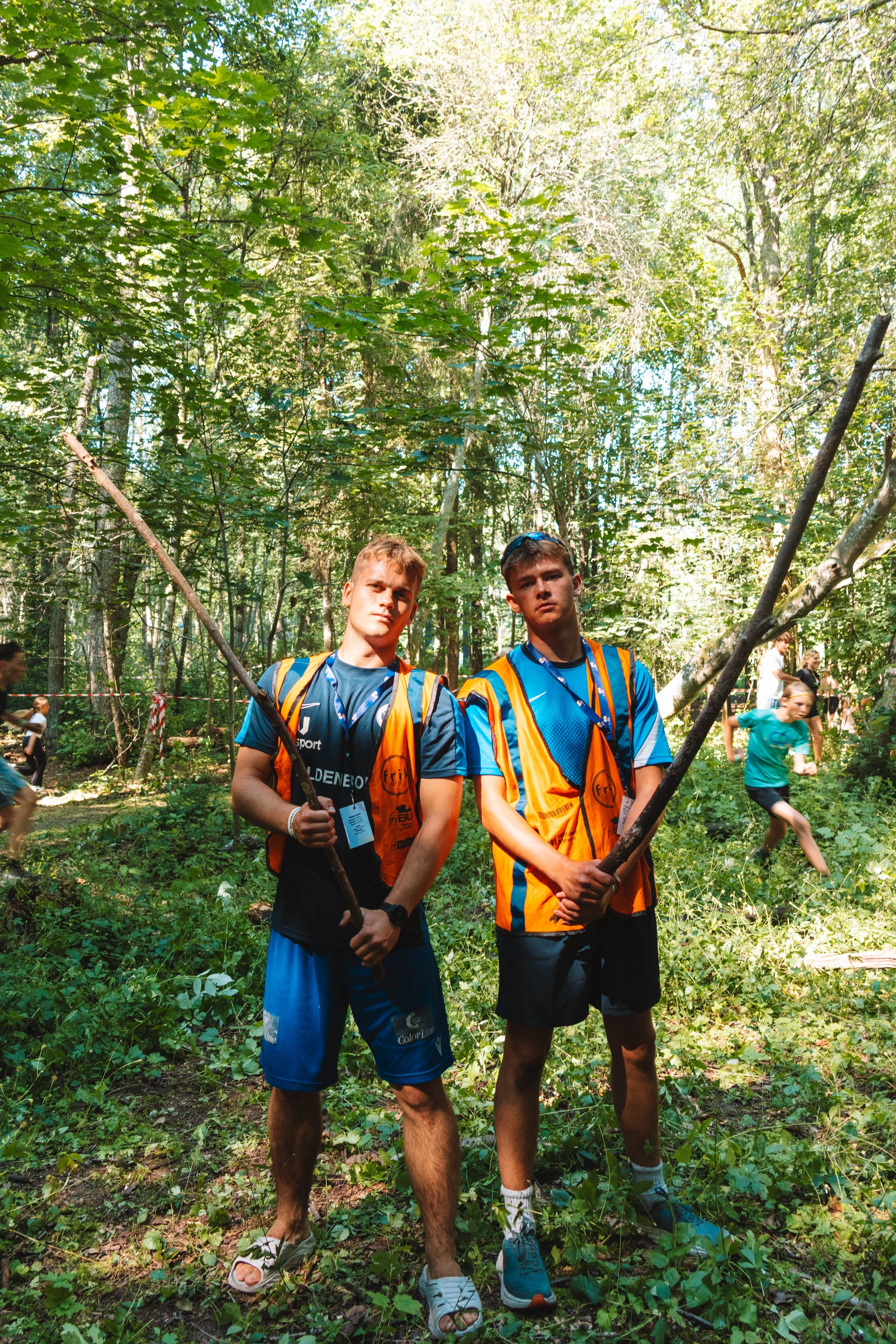 To ledere har det moro med pinner