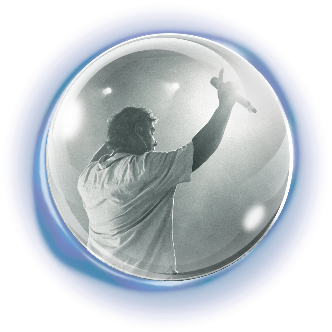 Lovsangsleder, som holder mikrofonen ut til publikum for allsang