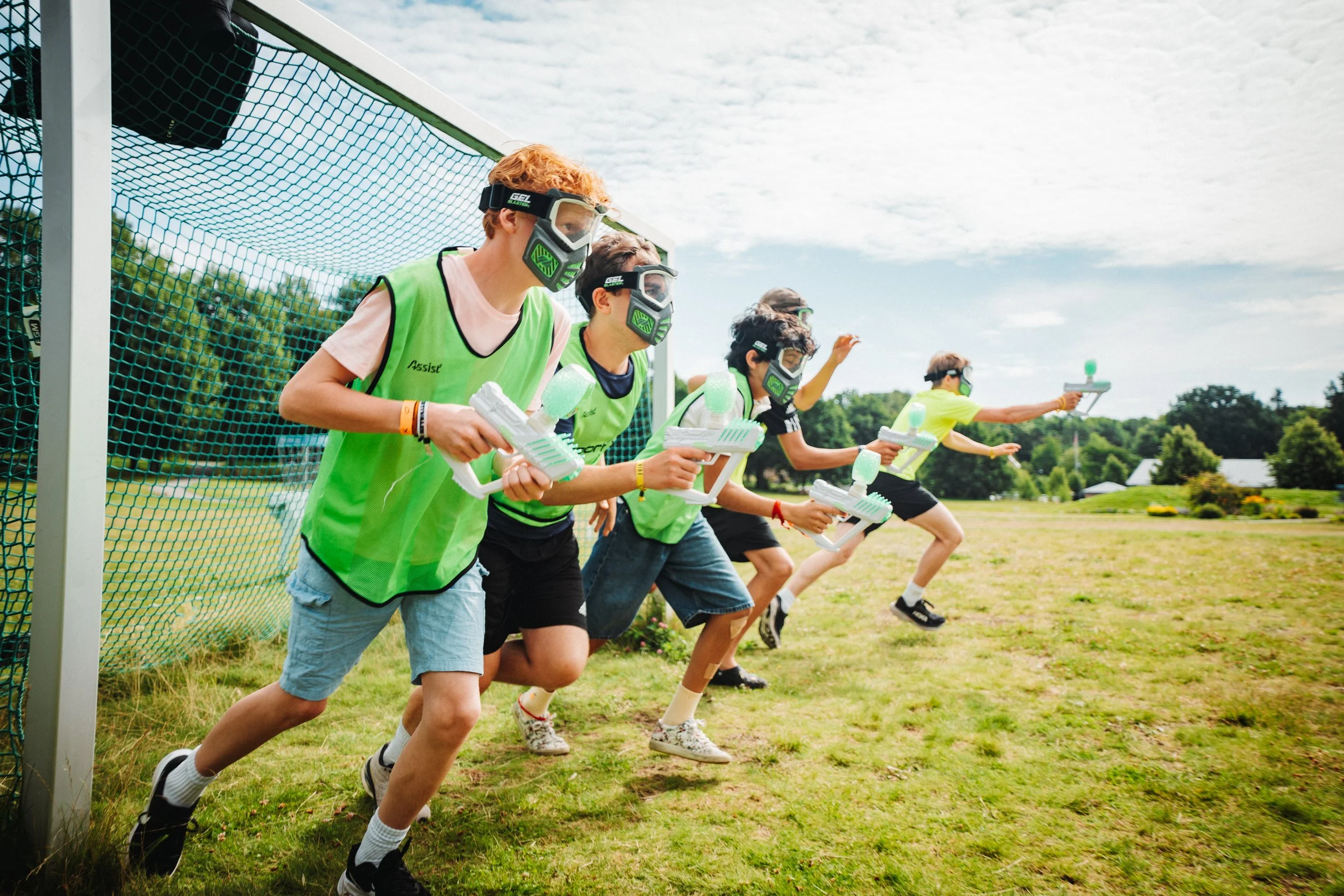 Fire ungdommer klare for en runde med gel blasters.