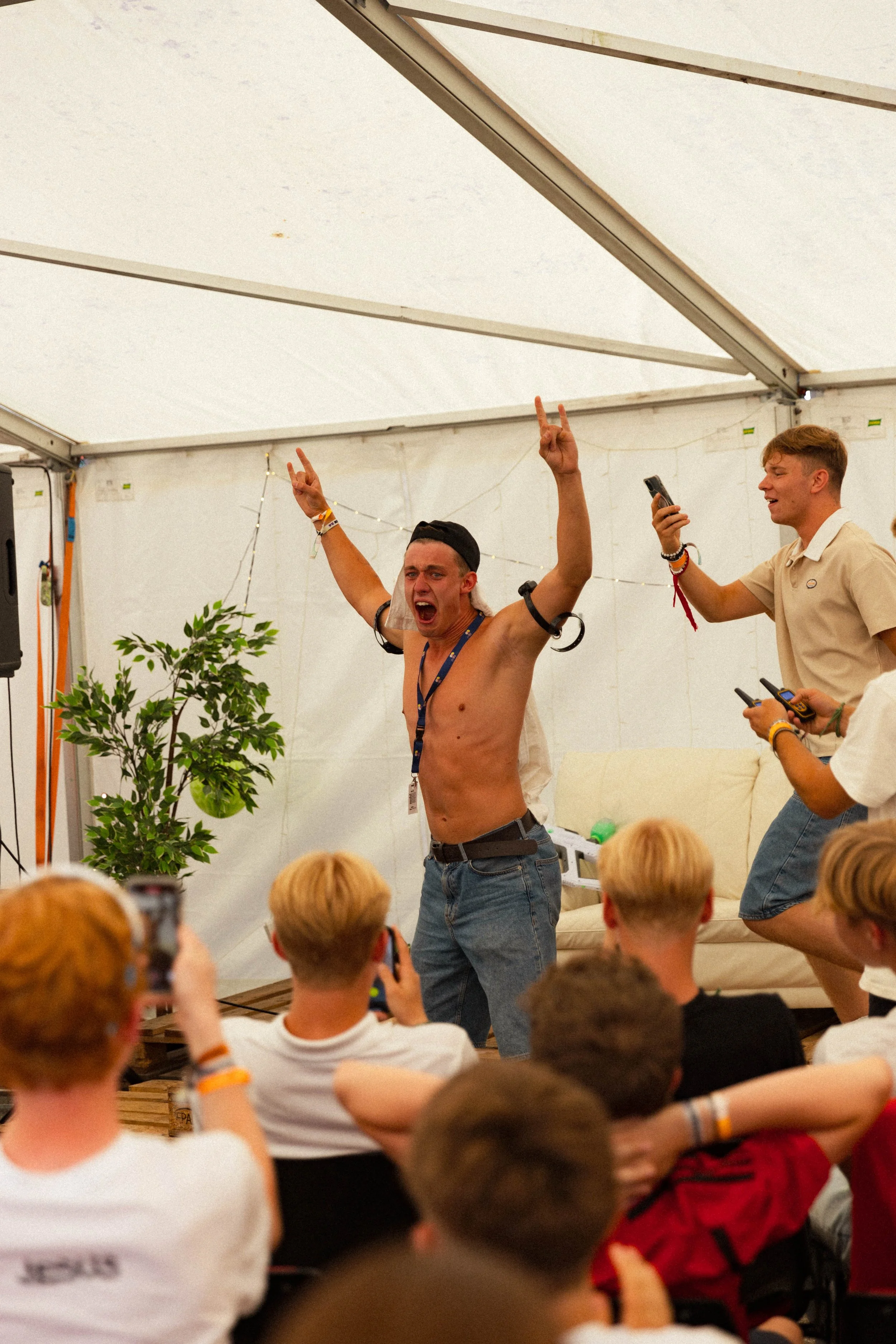 Leder har nettopp fått strøm i hendene for moro. Alle jubler og ler