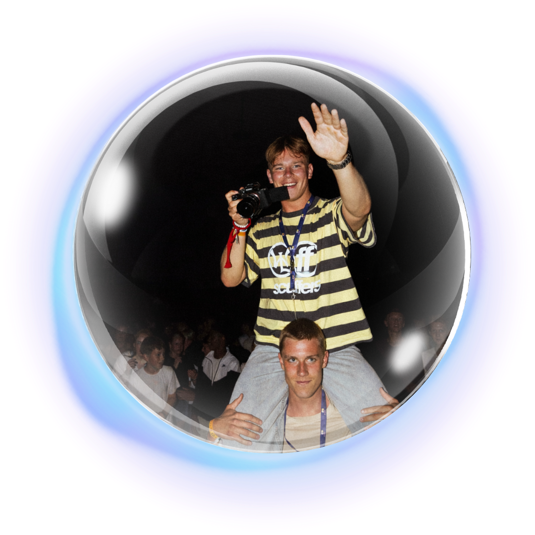 Fotograf sitter på skuldrene til en annen, og smiler og vinker