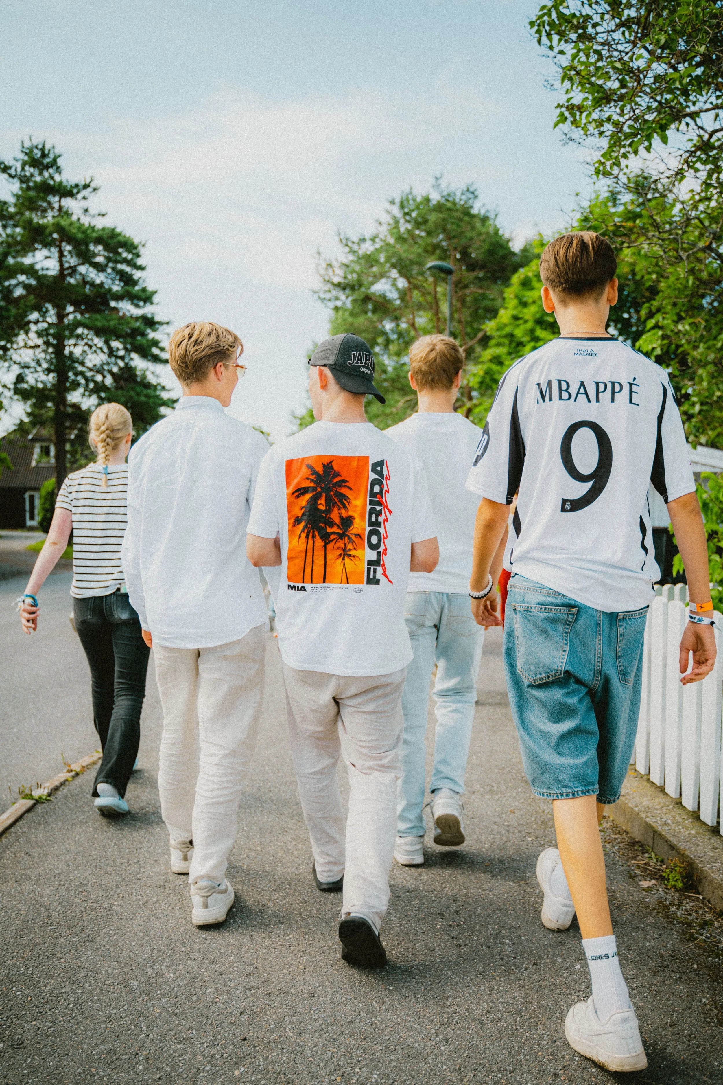 Deltakere går sommerkledd på festivalområdet