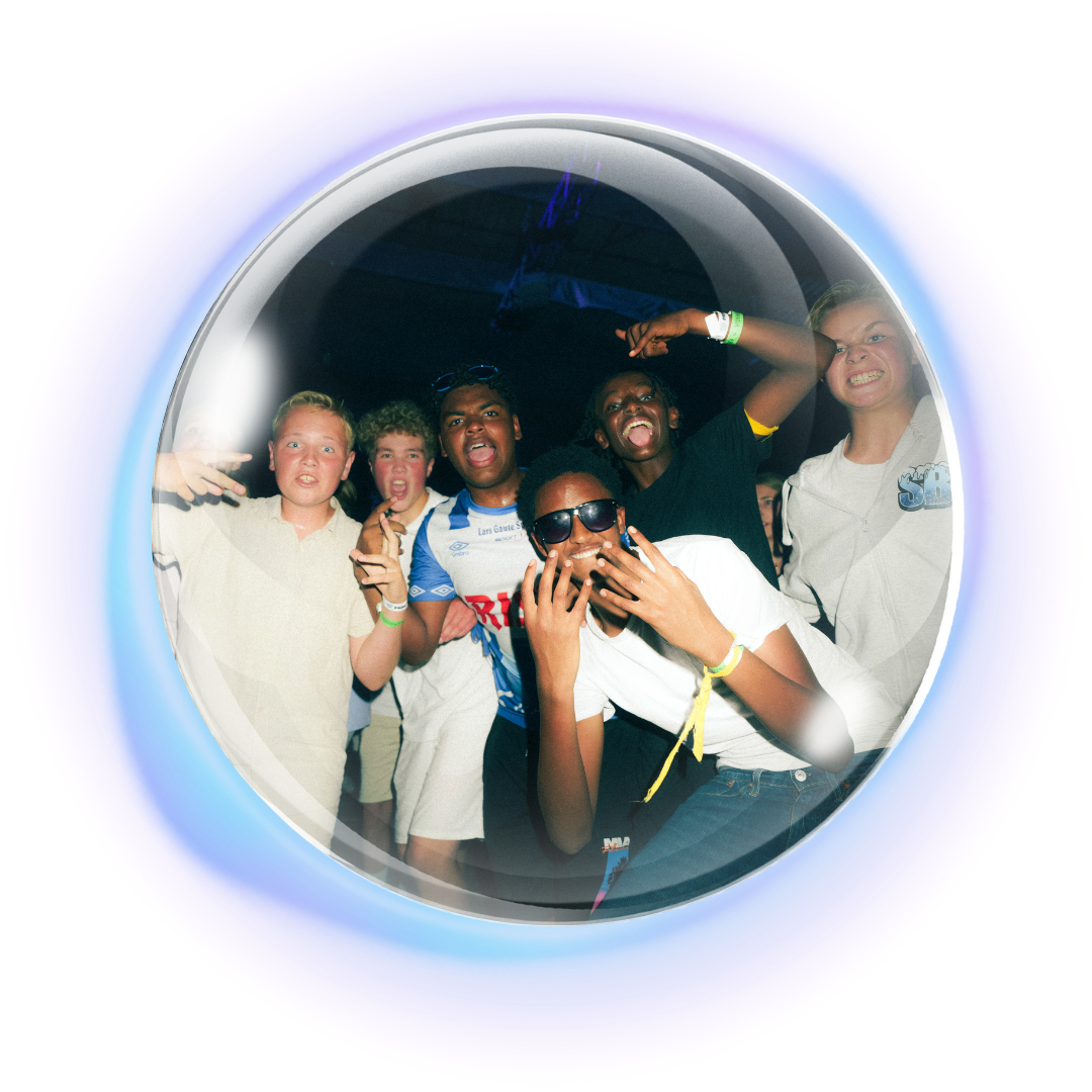 En gruppe deltakere som ler og lager morsomme ansikter under konsert