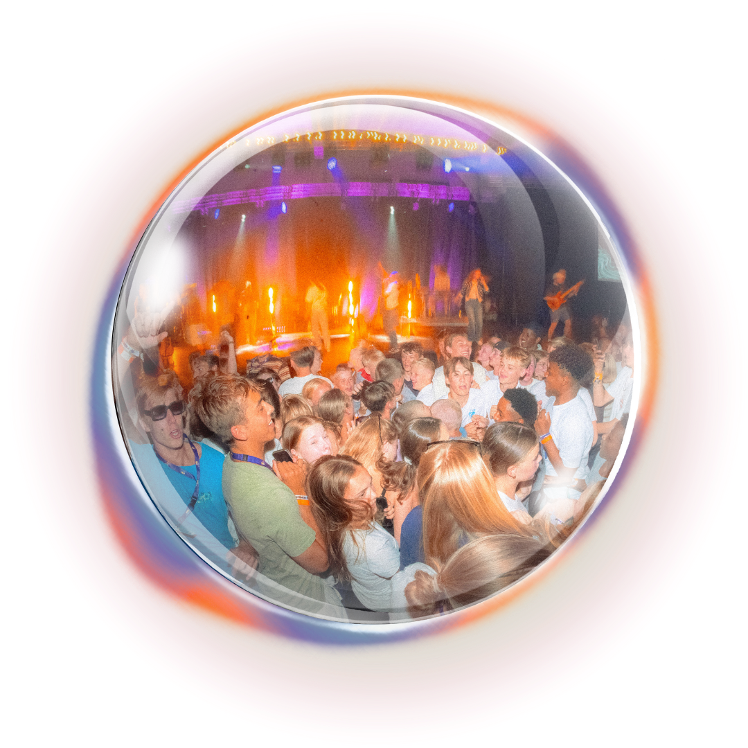 Ungdommer på dansegulv under møte med band på scenen. Full stemning