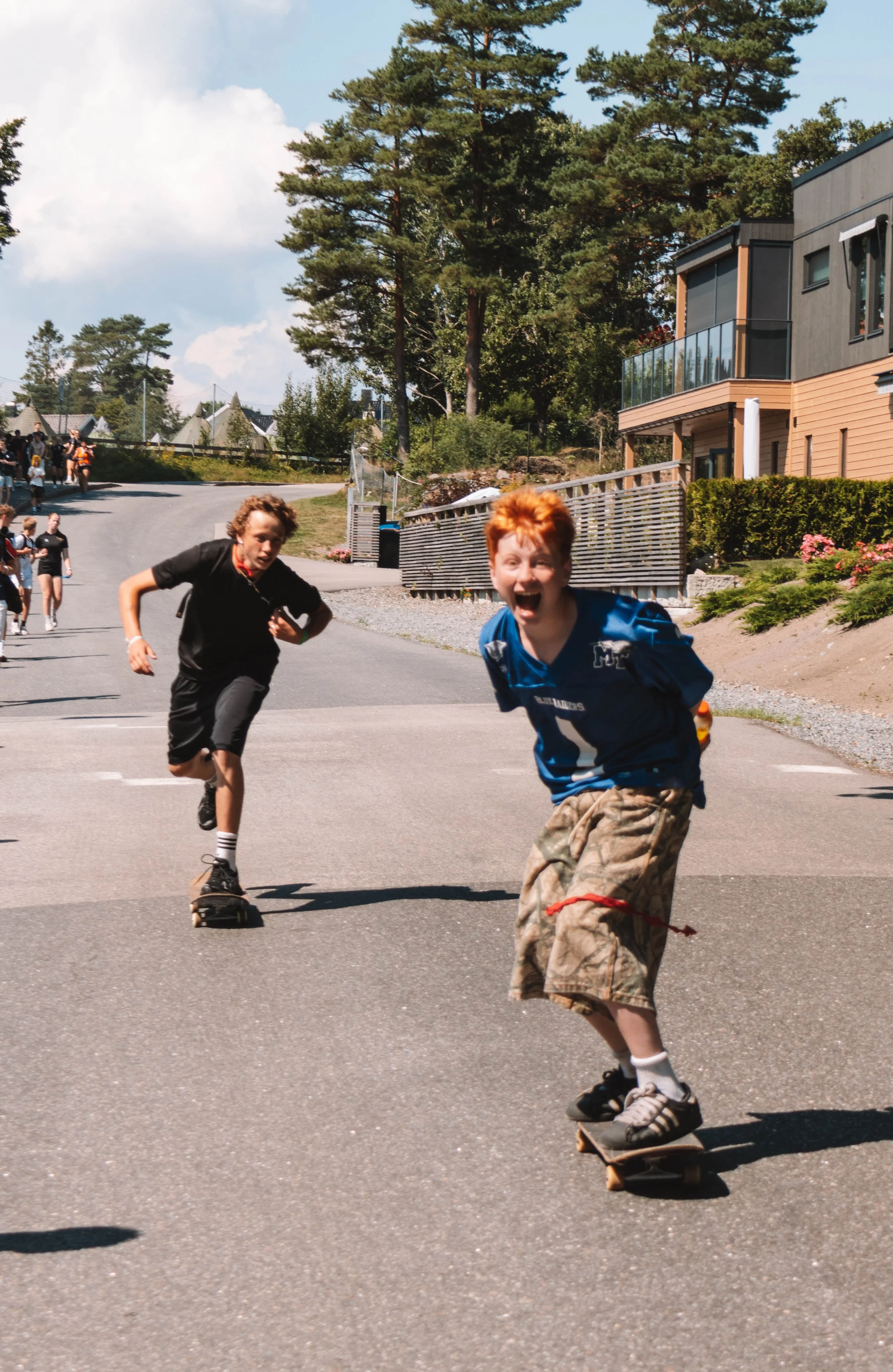 To deltakere skater ned en bakke på vei til å bade