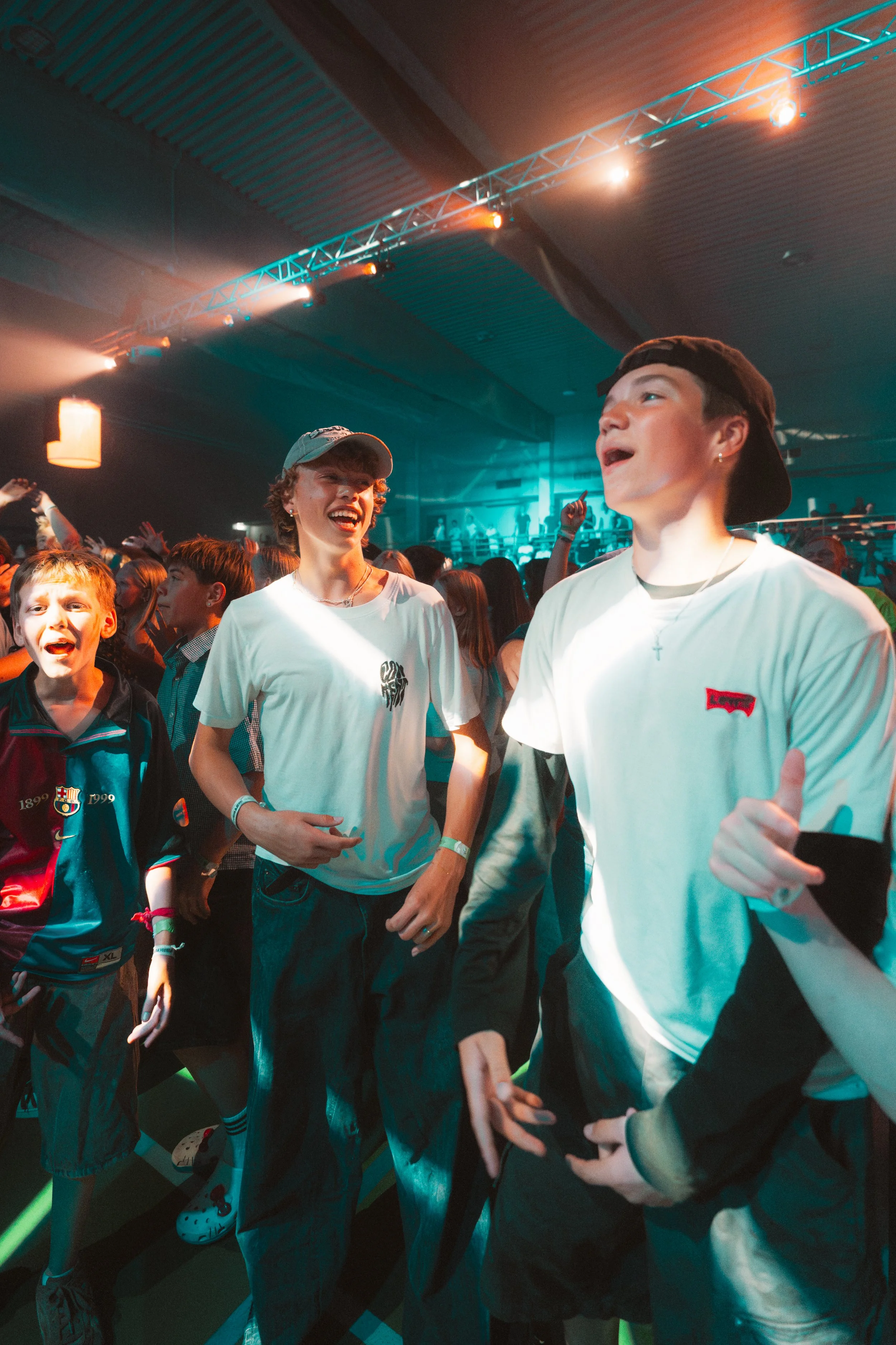 God stemning under møtet. Deltakeren synger og danser