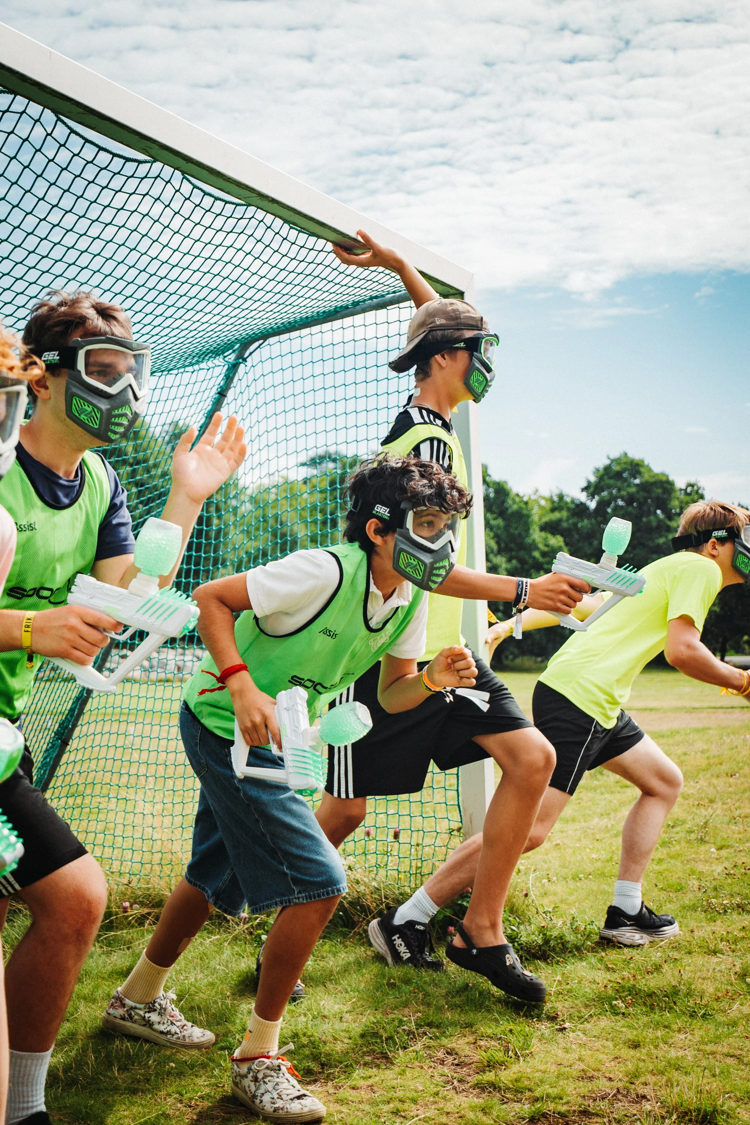 Fire ungdommer klare for en episk runde med "Gel blaster"