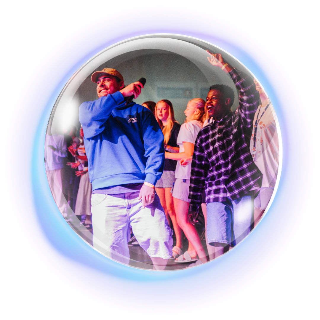 Deltakerne som danser og ler under et ungdomsmøte .