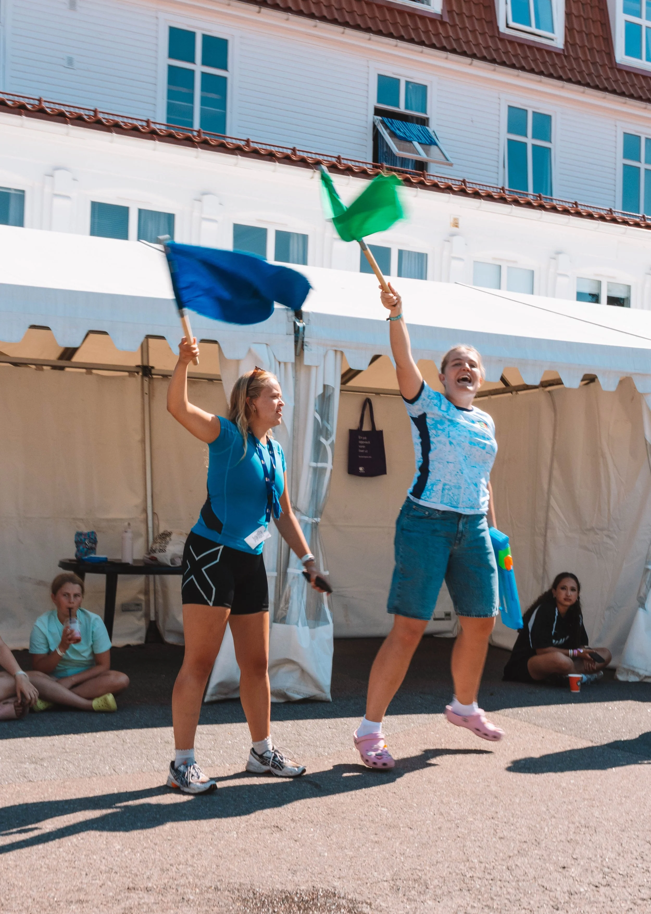 Deltakere og ledere heier på de som løper mosjonsløp 