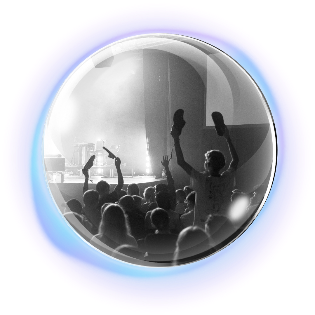 Ungdomsmøte på Frikfestivalen. Deltakerne har løftede sko for å symbolisere at de er villige til å gå for Jesus. Det er god stemning