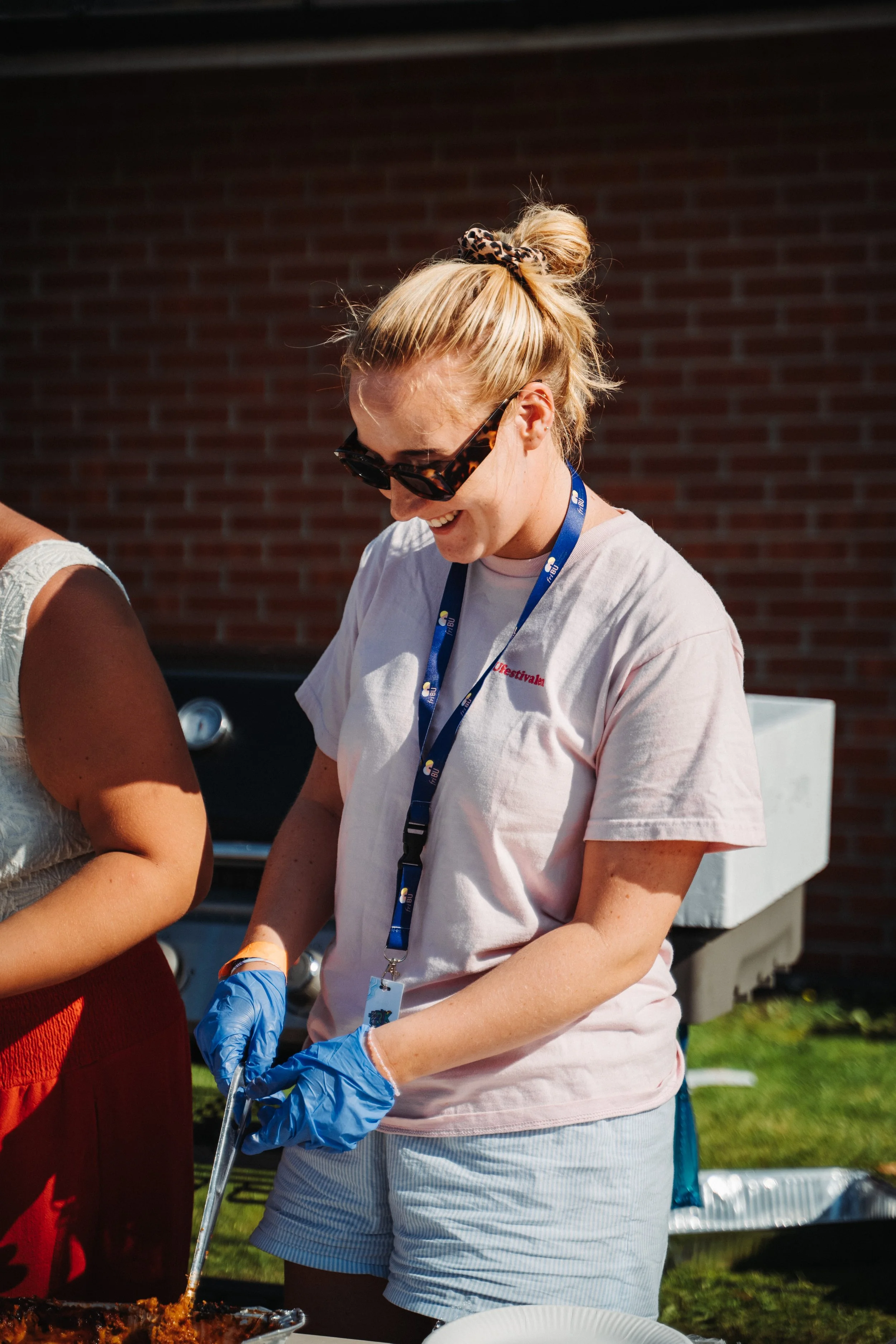 Lederstår og er klar for å hjelpe deltakere