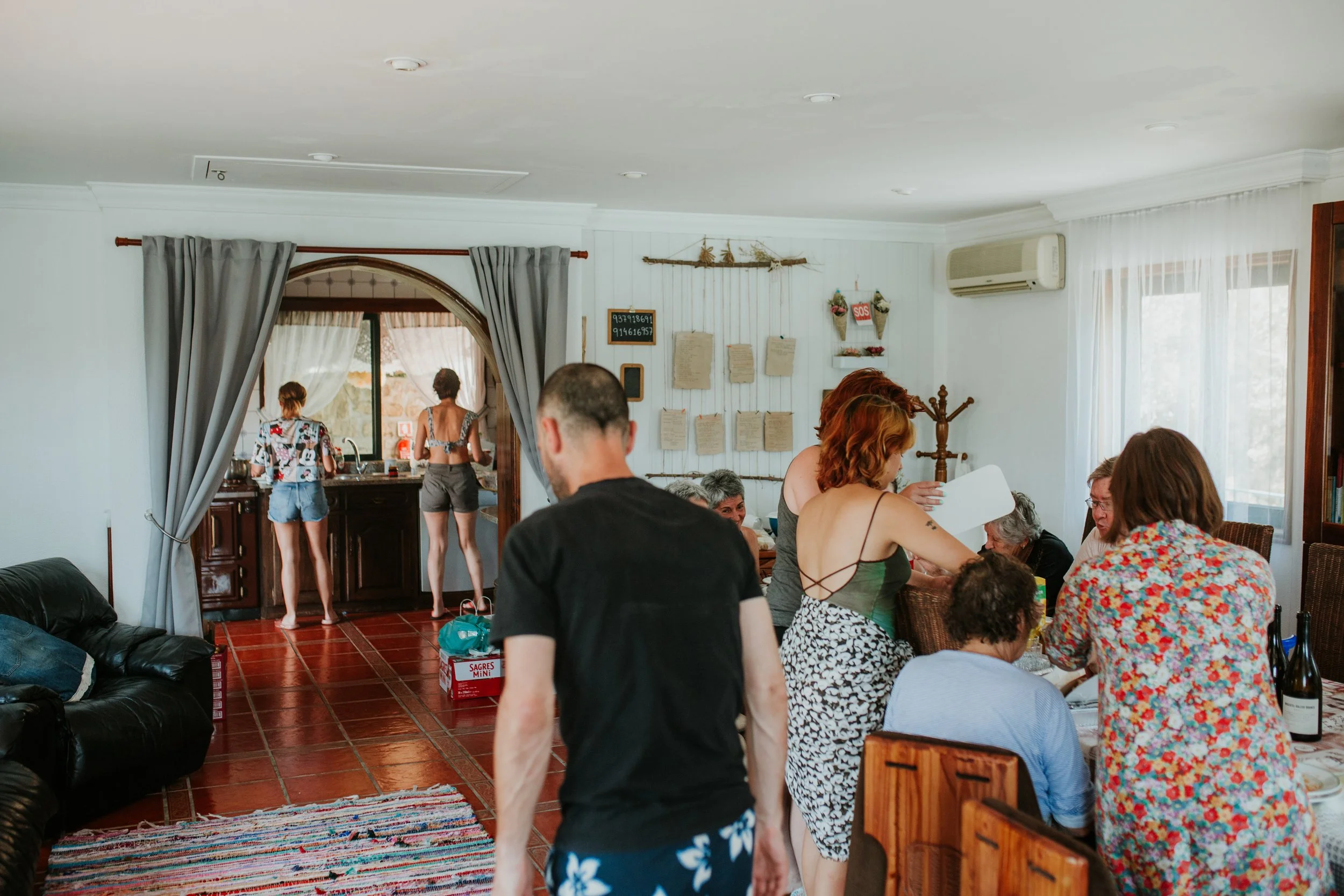 Grupo reunido entre a sala e a cozinha