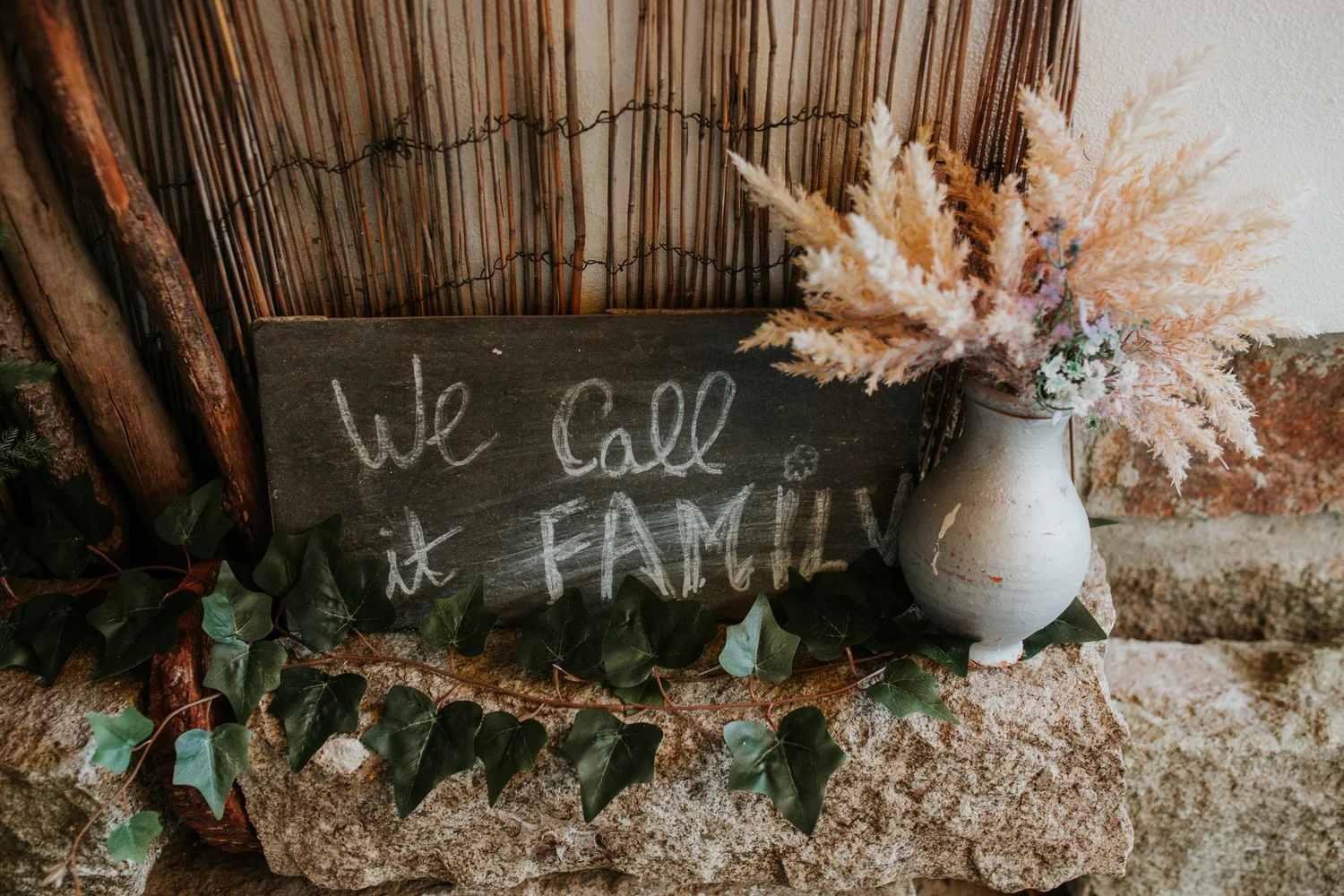 Detalhe da Quinta com a frase We Call it Family