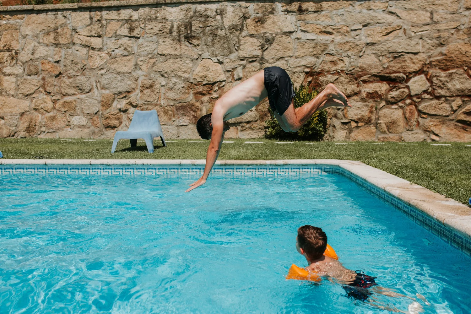 Crianças e adultos a brincar na piscina