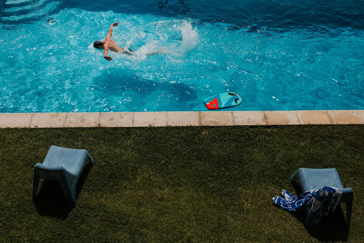 Pessoa a nadar na piscina