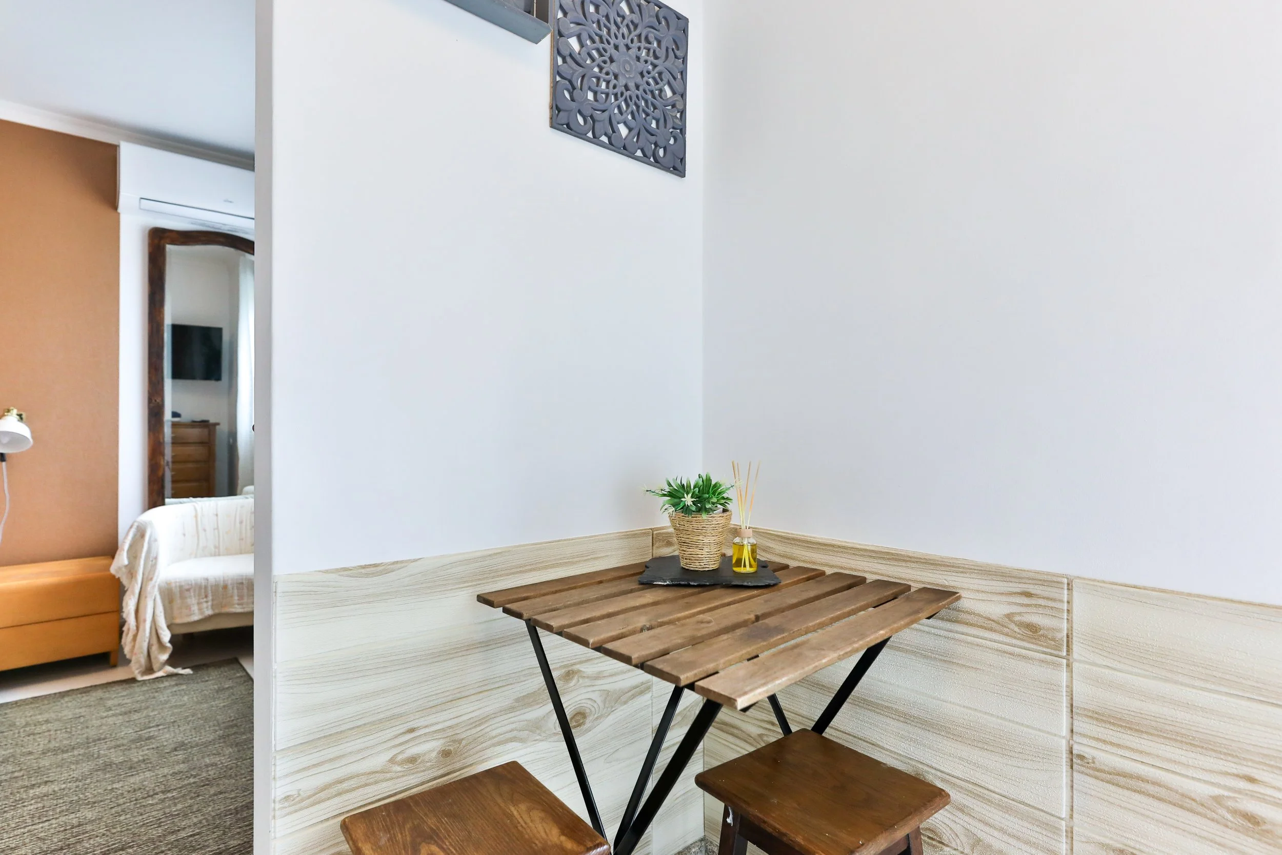 Mesa de madeira com plantas e difusor de aroma em um ambiente interno